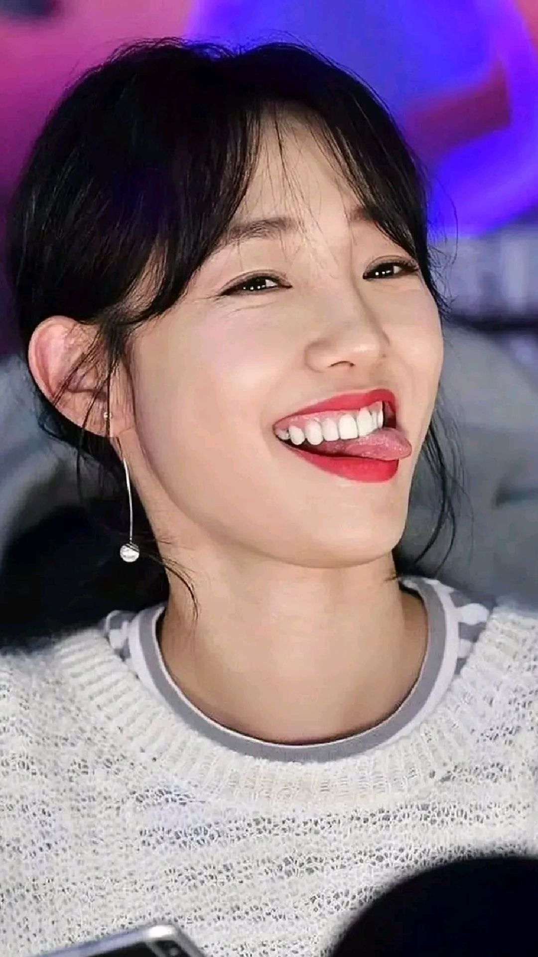 白百合为啥这么喜欢吐舌头呢?