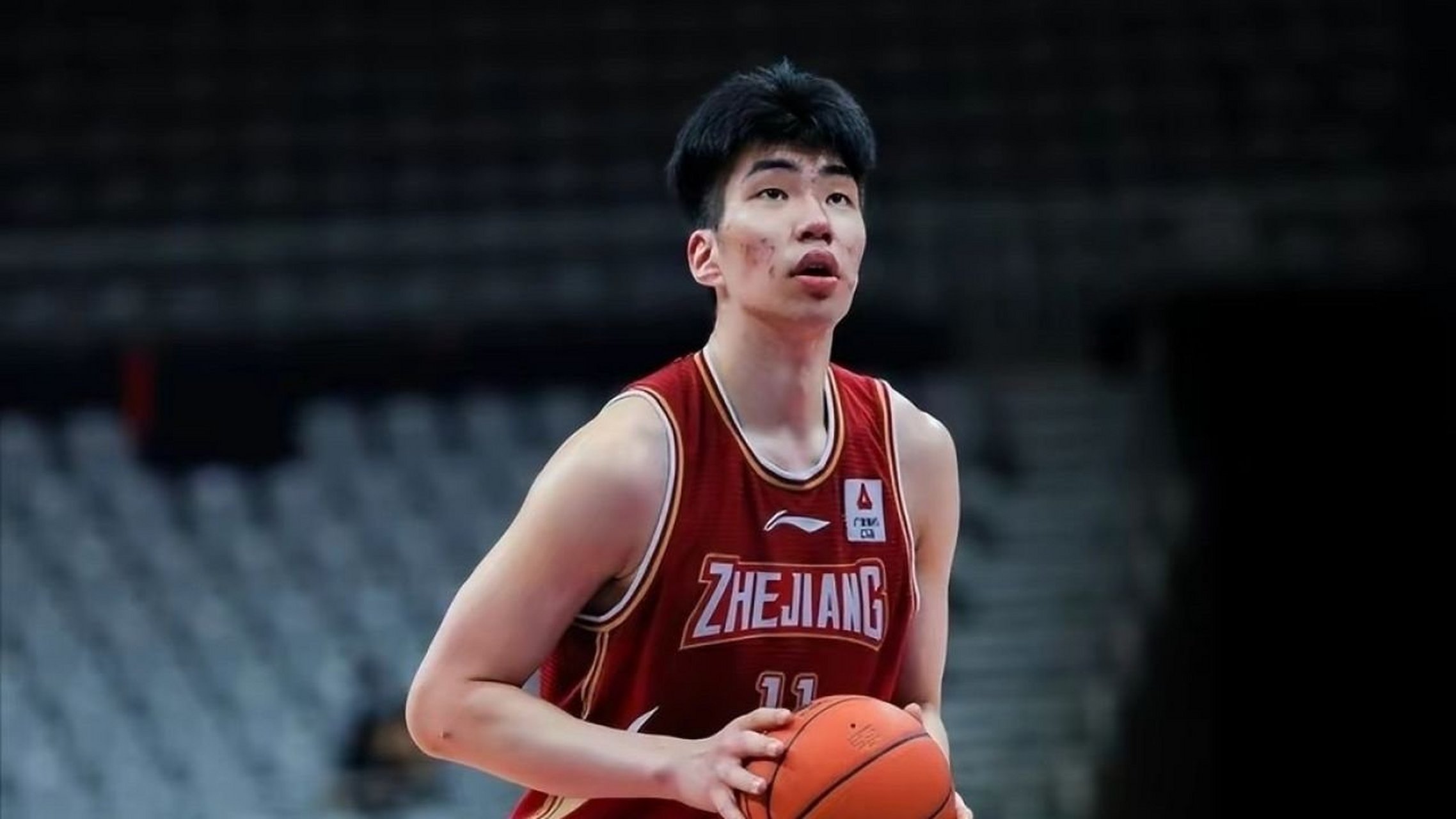 余嘉豪离开男篮国家队了,未来他的路还很长,继续努力吧,脚步慢的问题