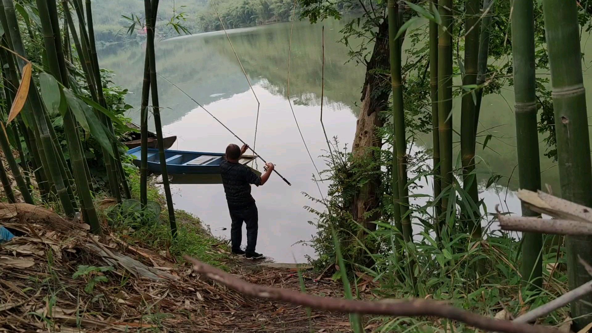 去水富路上遇到修桥过不去,就地钓鱼吧结果还出师不利