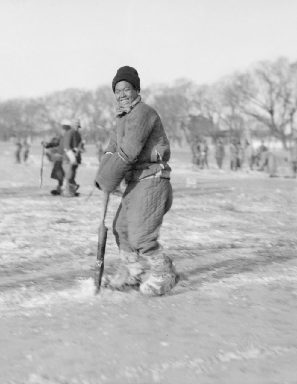 大叔用自制的溜冰鞋在冰上玩得特别开心,谁能看出这是哪个年代的事?