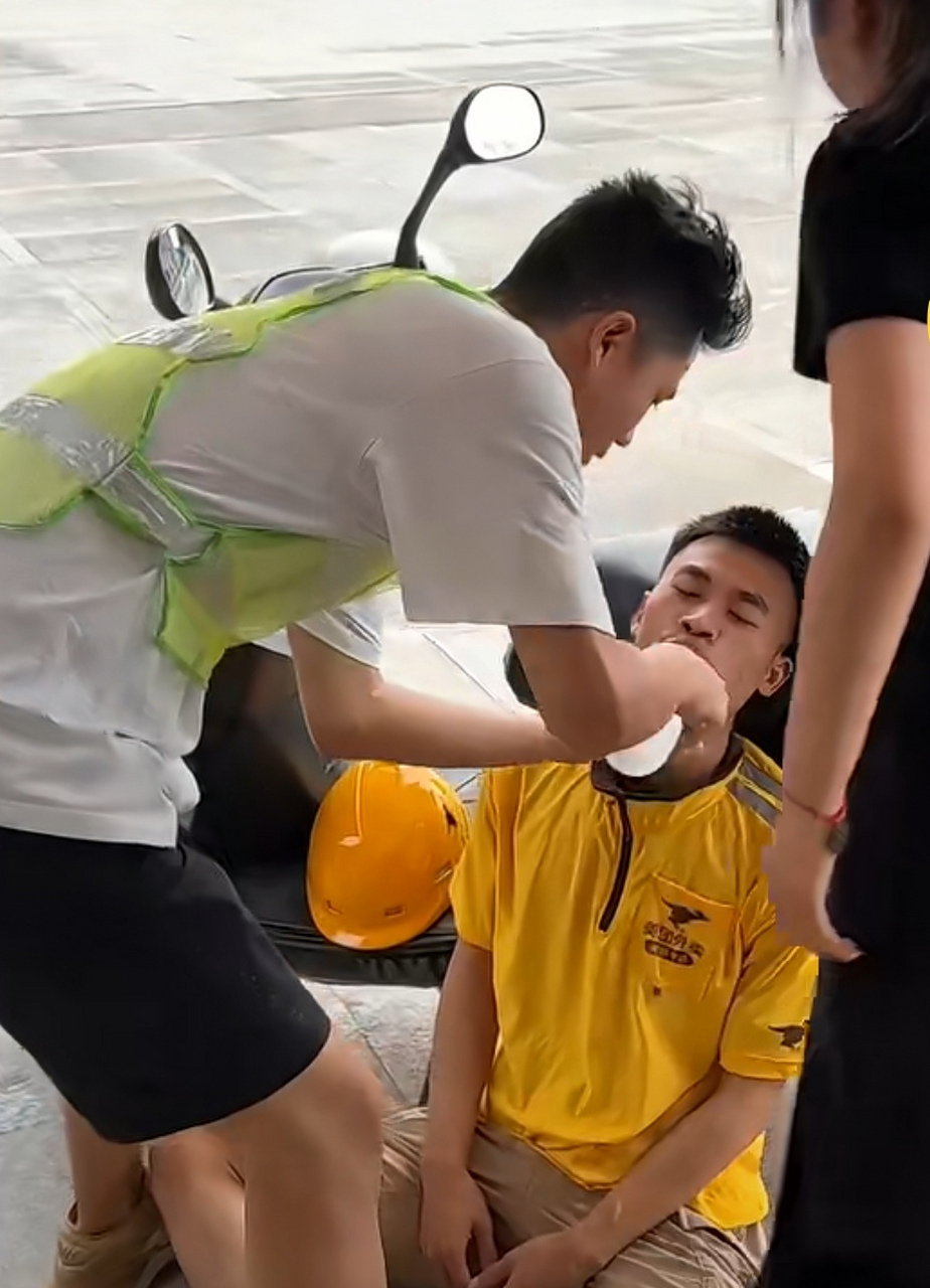 天气炎热,处卖小哥晕倒,一帅哥看到立马跑到超市打开