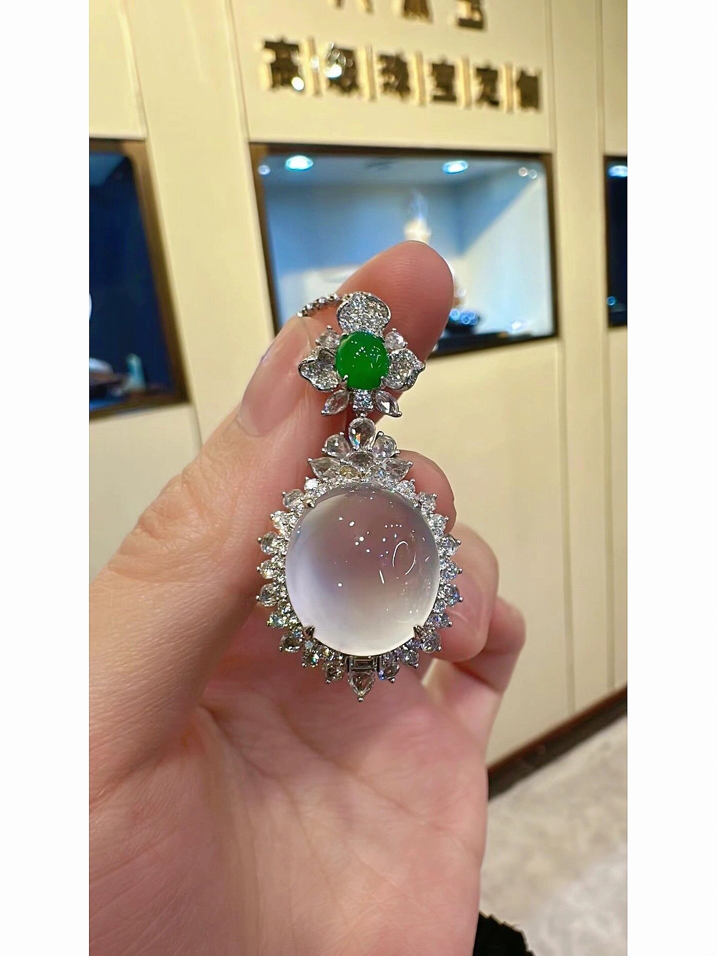 翡翠#  玻璃种翡翠白蛋吊坠,蛋面品质一级棒,老坑玻璃种,荧光熠熠在 