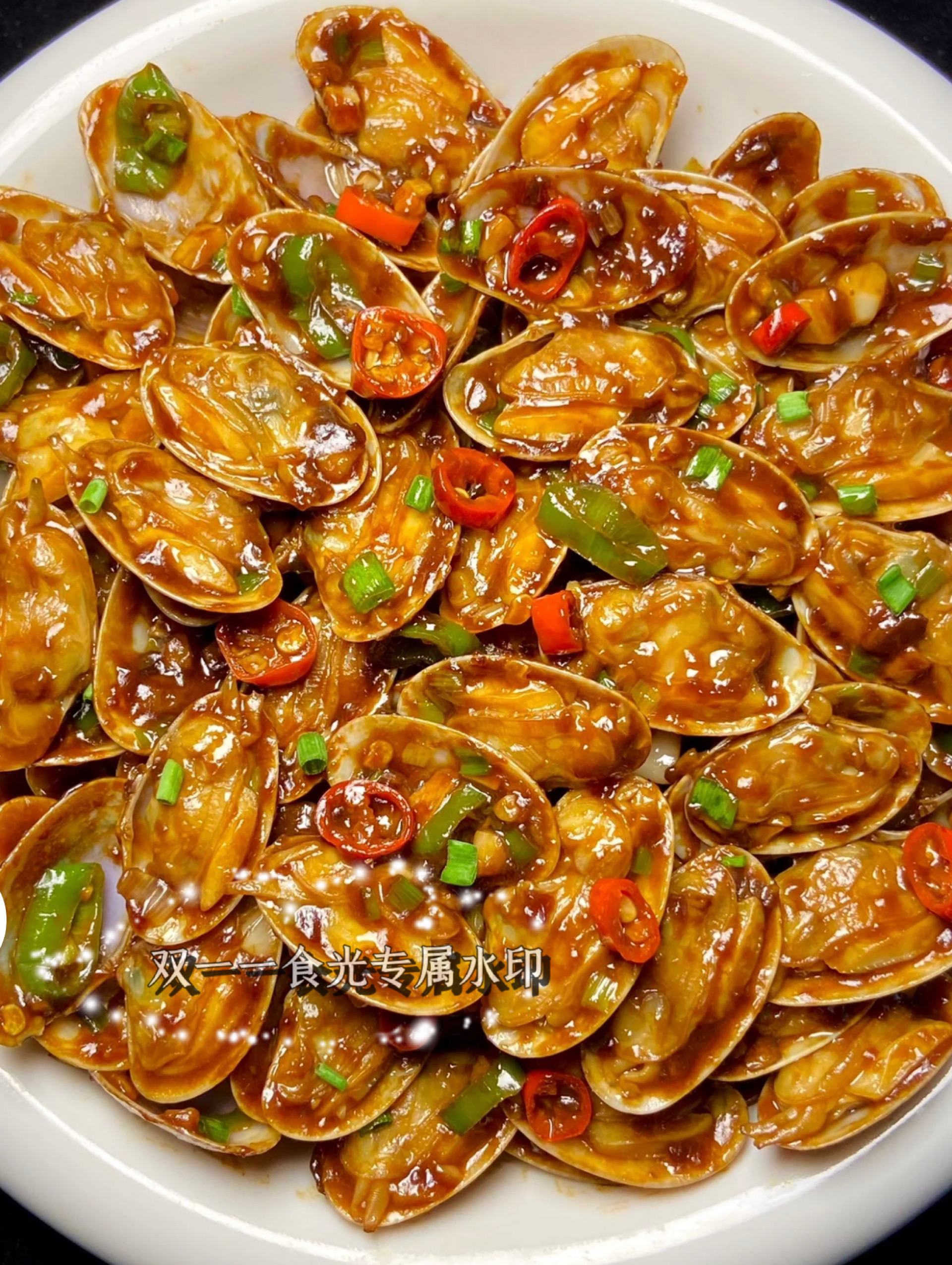 酱爆花甲太香了!肉嫩多汁,酱鲜十足!每次上桌,一锅米饭不够吃