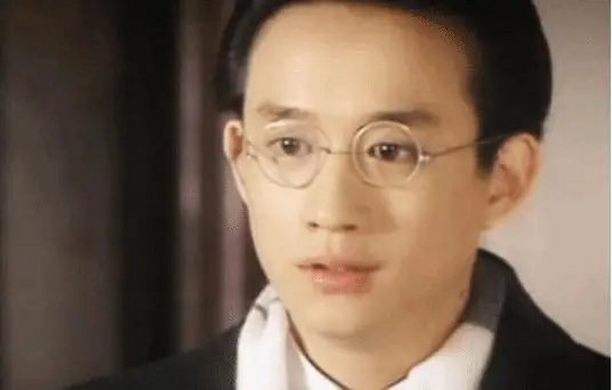 黄磊拍电影《边走边唱》,有一天早晨5点钟,陈凯歌带他来到一个瀑布边