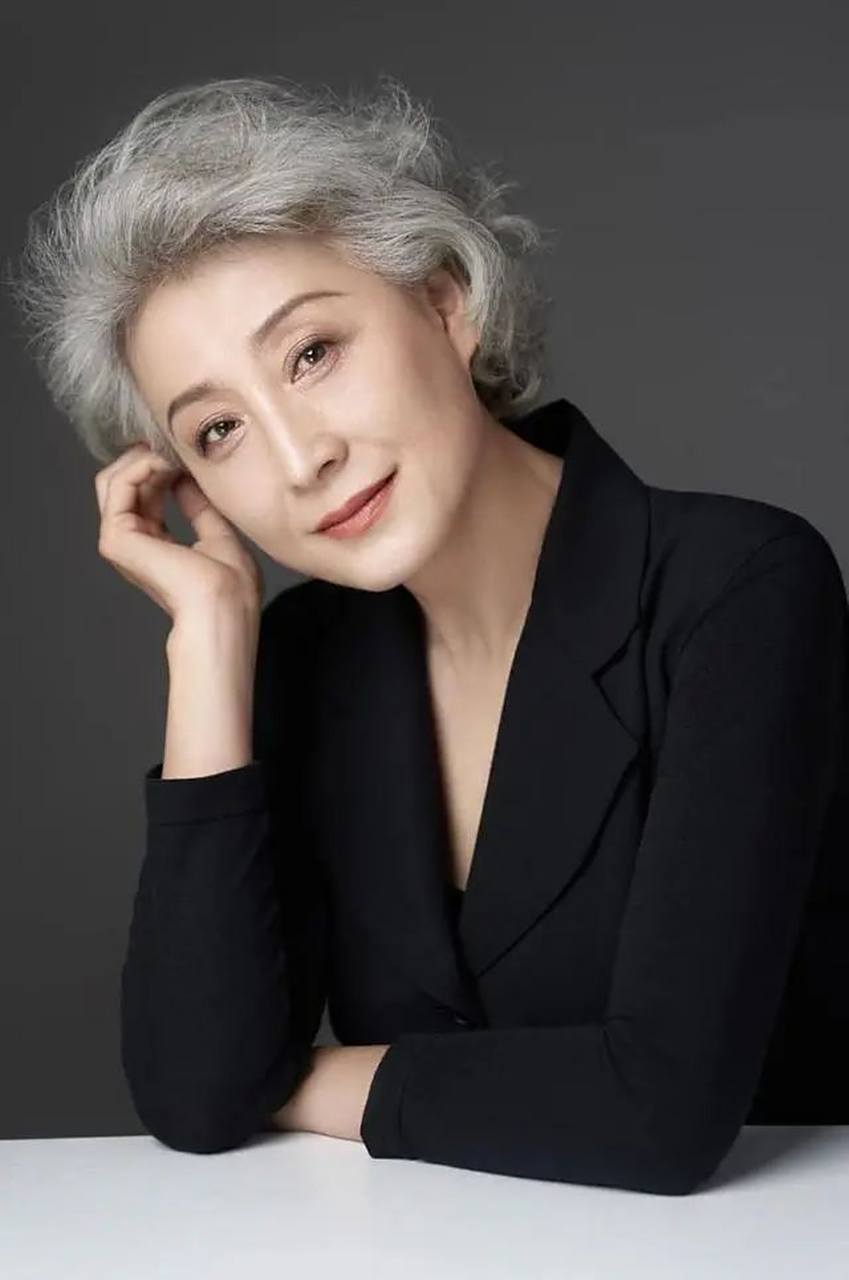 满头白发的优雅气质阿姨