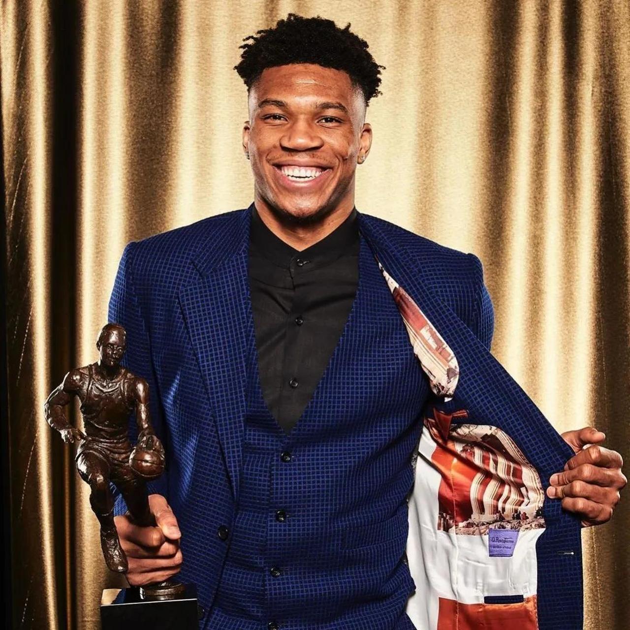 不偏不倚,nba本赛季有机会入选双最佳阵容的球员是以下这五位:  1,扬