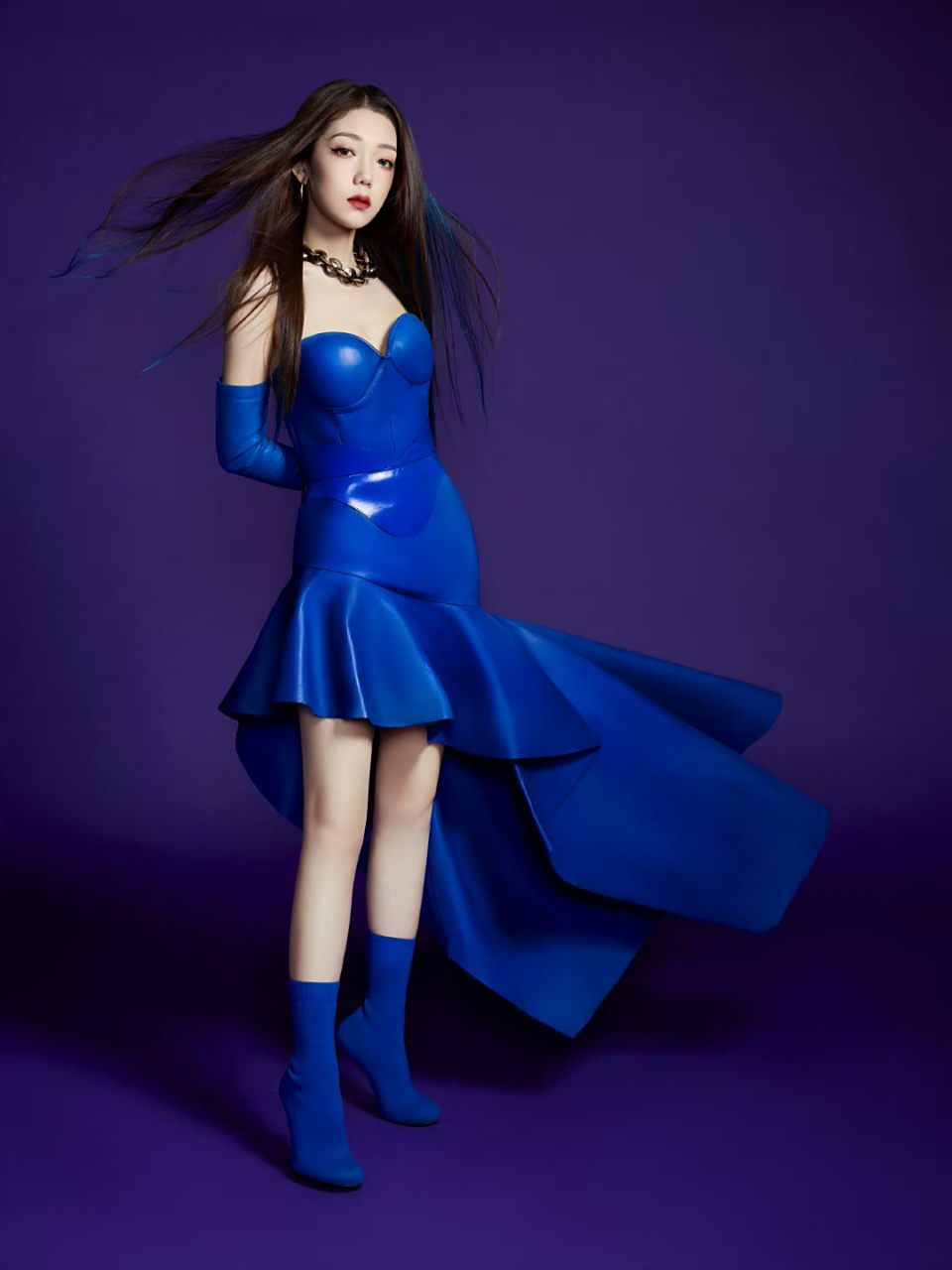 希林娜依高# 一袭蓝色抹胸皮裙,丰满傲人的事业线,前凸后翘,白皙水嫩