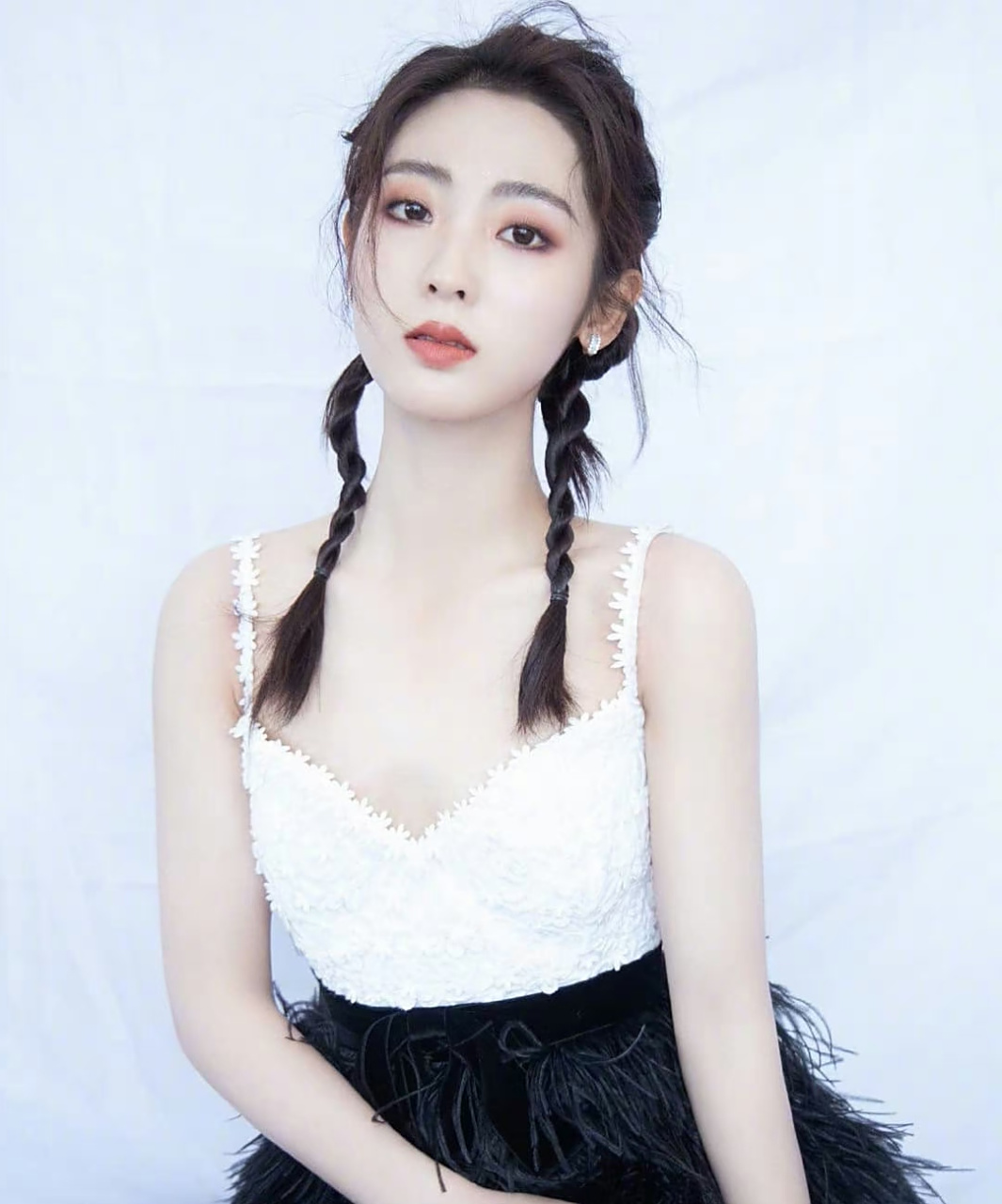 邢菲# 头扎双马尾,身穿黑白相间吊带连衣裙,肤白貌美的容颜,白皙细嫩