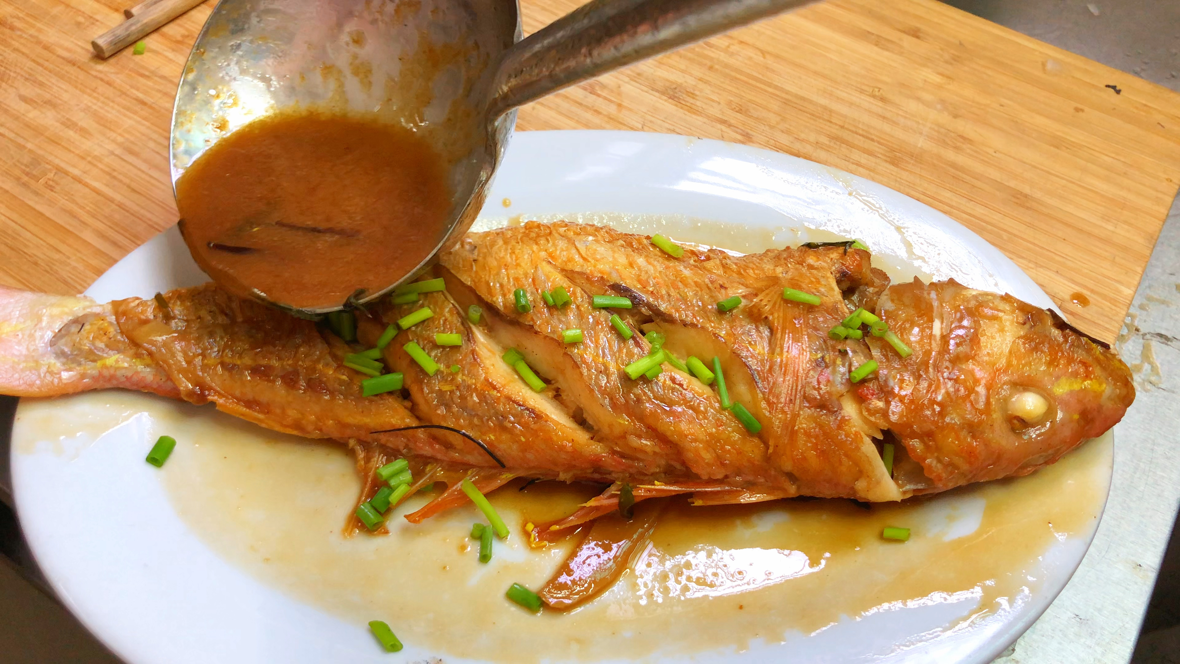 今天市场看到一条一斤多的金丝鱼,胖江教你姜葱焖鱼广东做法