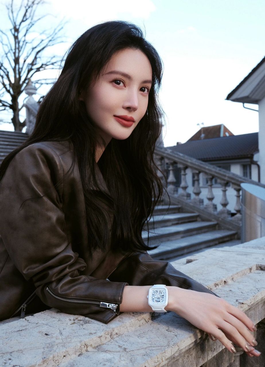 金晨晒街拍私服穿搭,穿咖色皮衣搭配黑色喇叭裤,脚踩英伦范单鞋,又酷