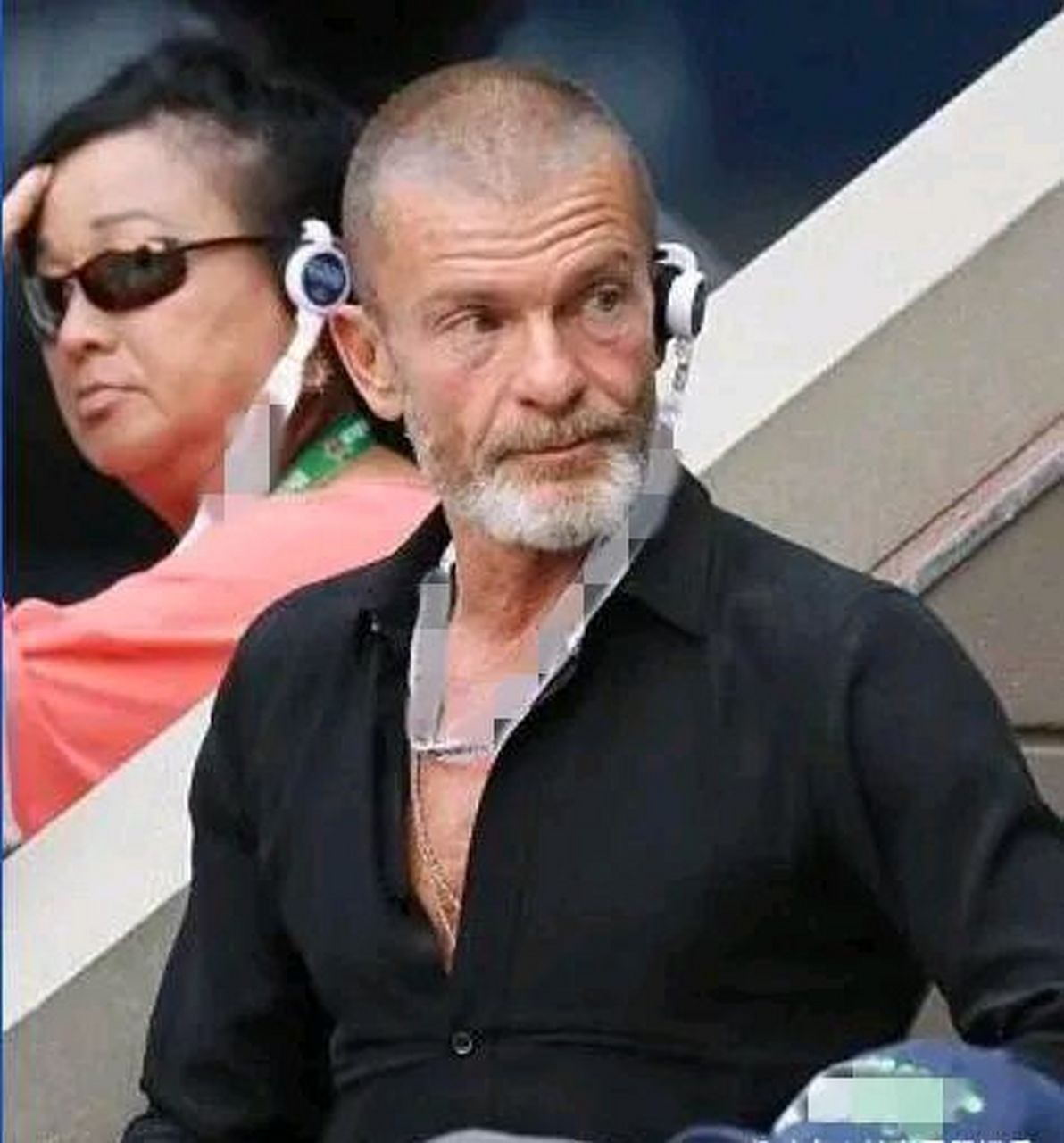章子怡外籍富豪前男友近照曝光,秃头花胡子,55岁老的像70岁,身材瘦骨
