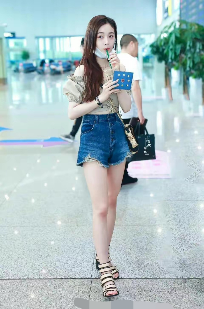 吴宣仪蓝色牛仔短裤现身机场,笑容甜美,美腿修长,邻家小妹的感觉.