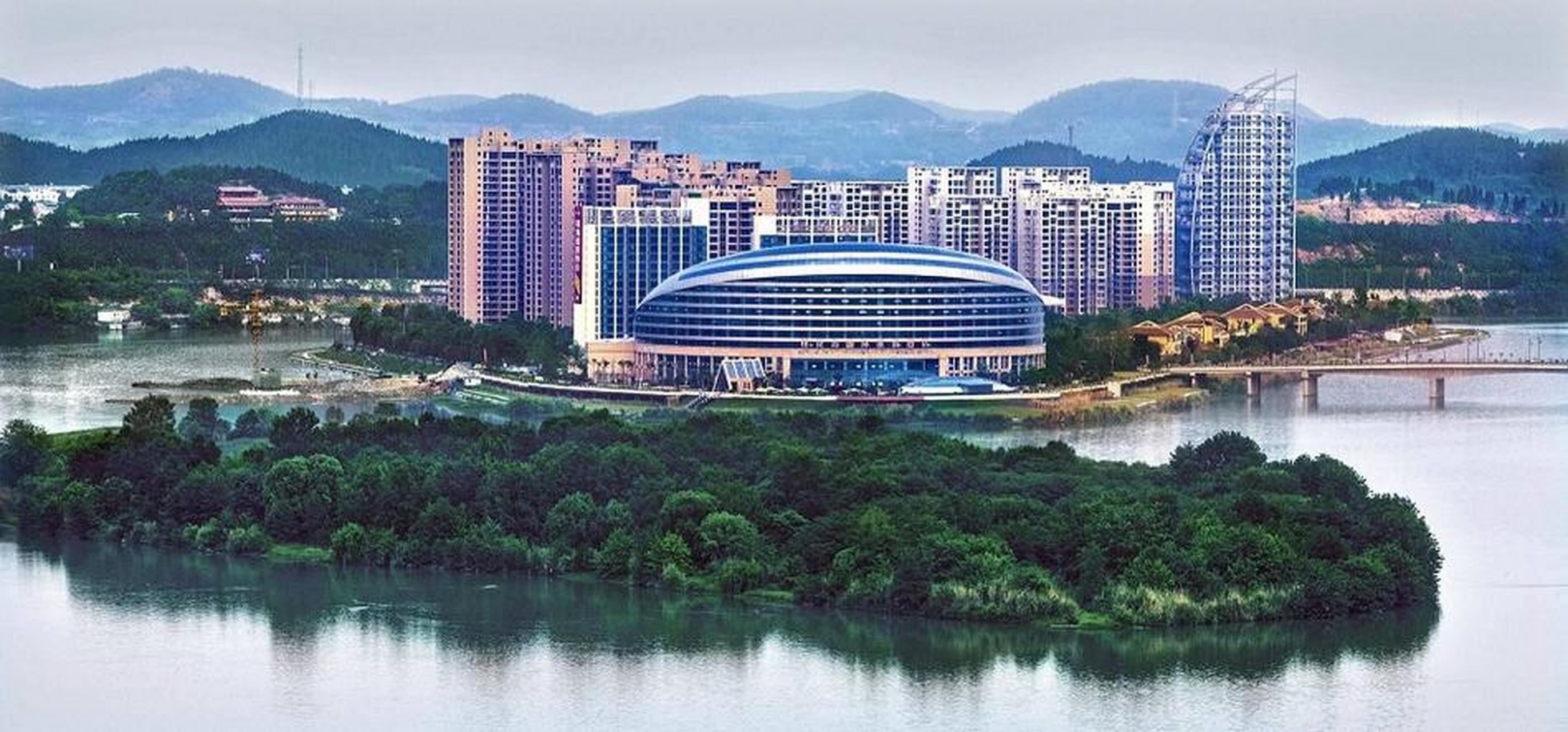 绵阳桃花岛国际度假酒店位于绵阳市经开区三江交汇口下游,5.