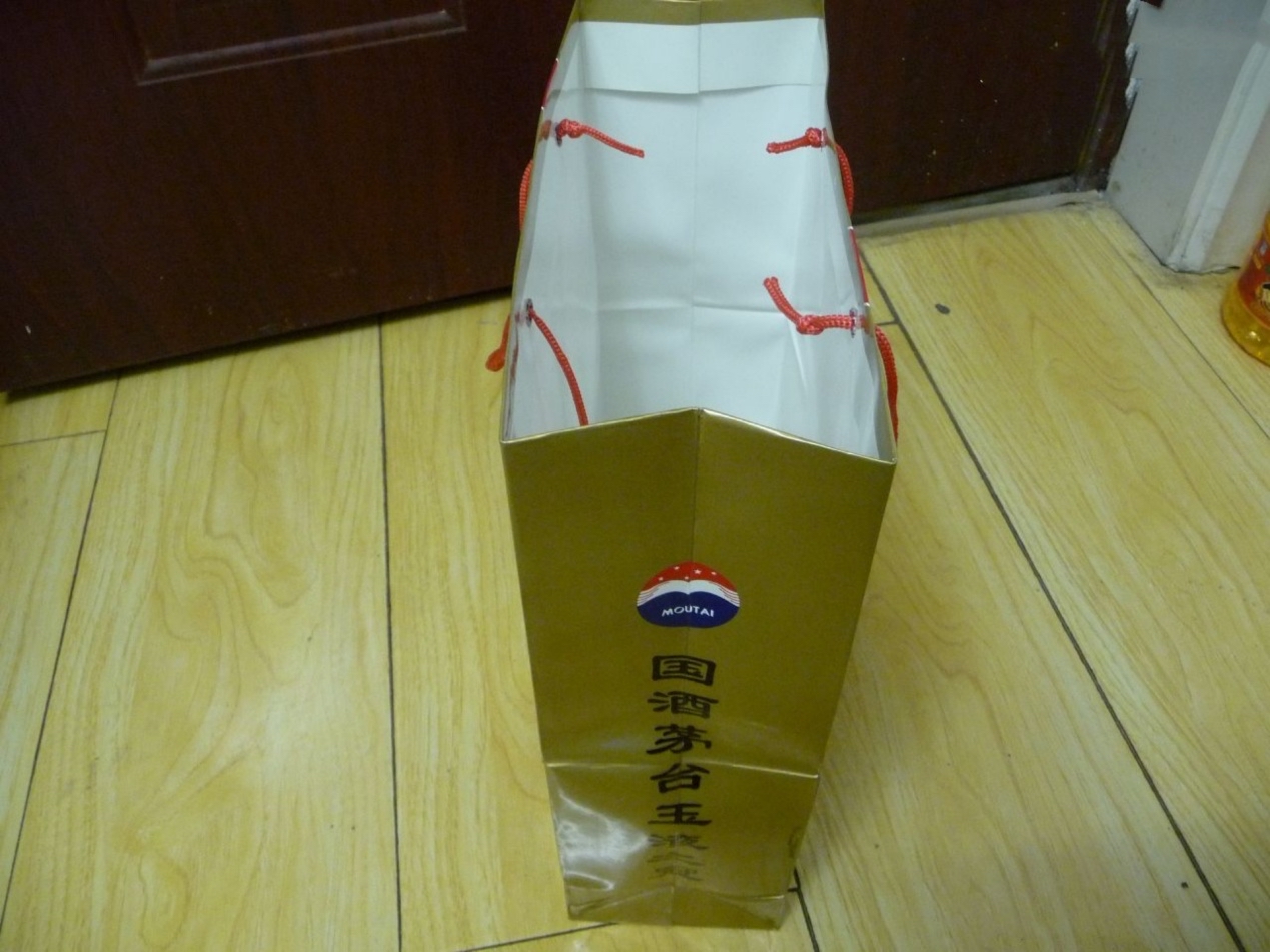 茅台最有"人情味"的设计,竟然是手提袋,它的用法你知道吗?