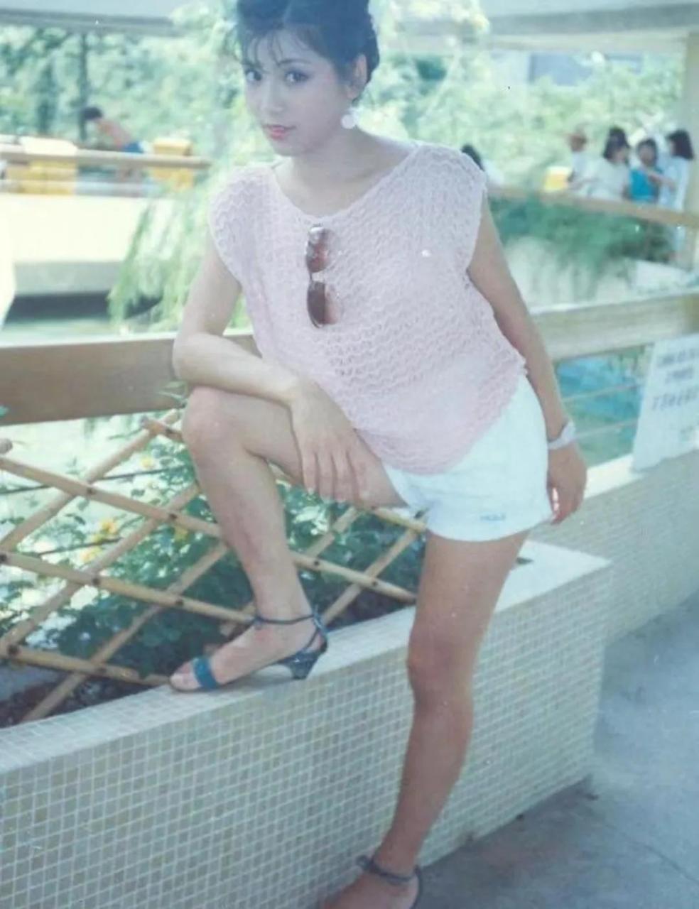 照片当中这个穿着拖鞋把脚放在台阶上面的女人,竟然是大美女翁美玲