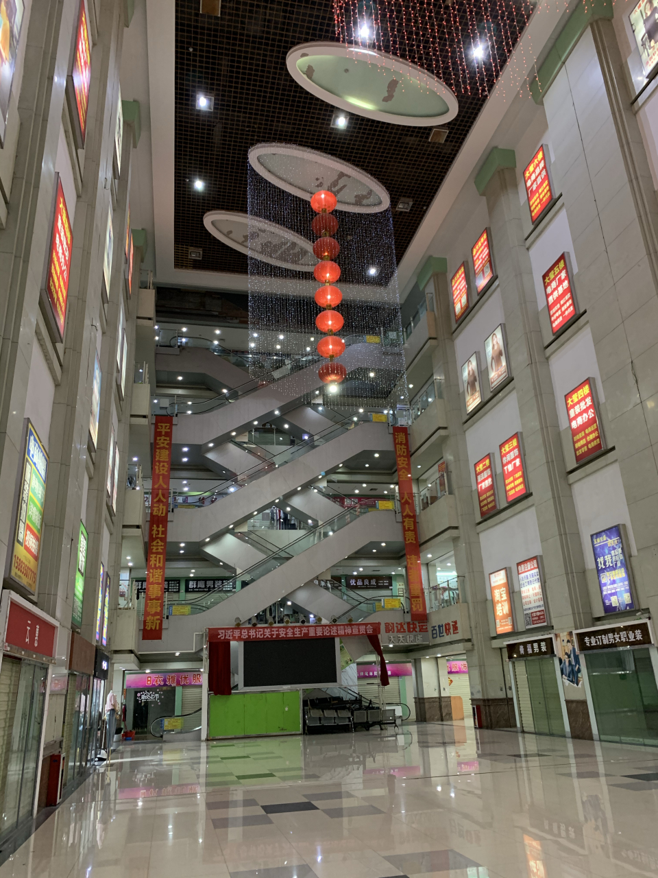 三年前来过一次虎门黄河服装批发城一带,那时人山人海,忙碌的商家