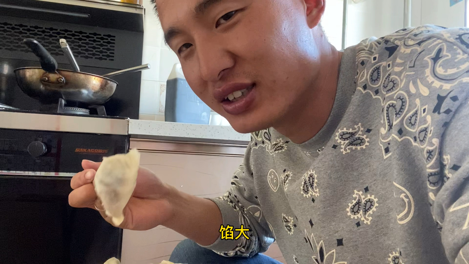 买10块的肉馅,自己包饺子,自己吃,一口气干掉28个