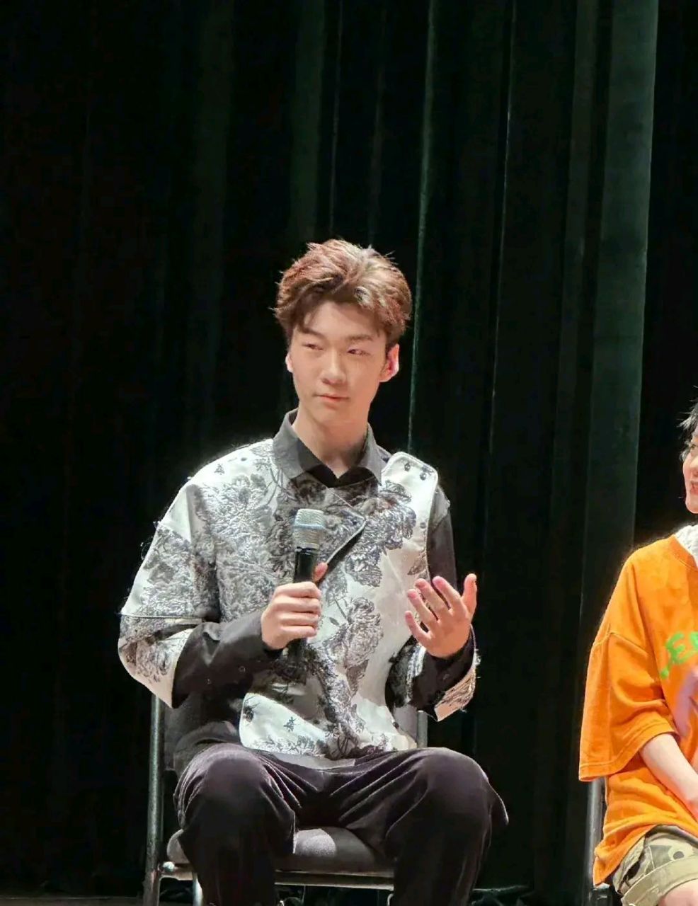 近日一组张悦轩话剧首演路透曝出,照片中可以看出,现在的天天简直