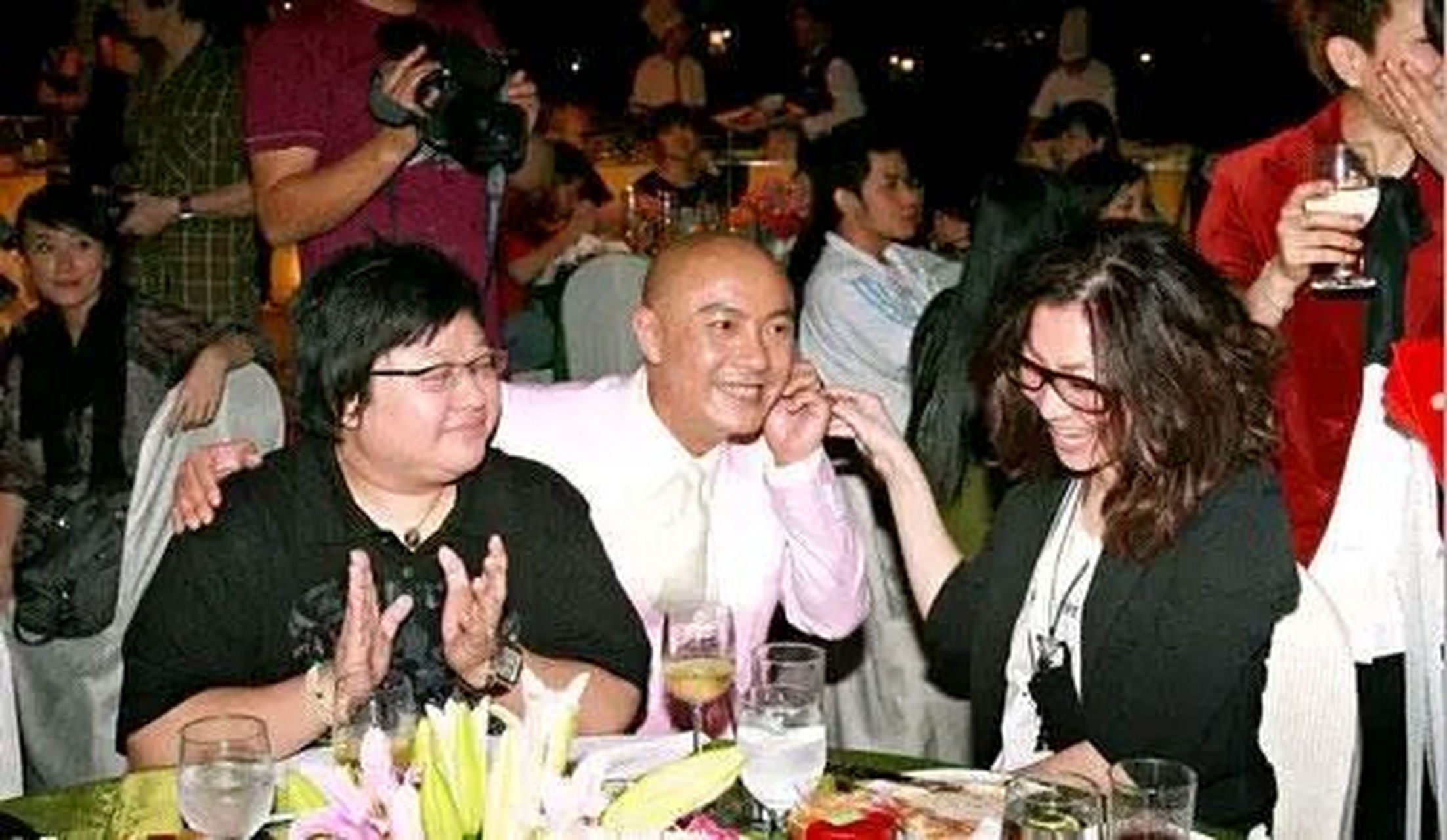 有一次,张卫健生日请吃饭,韩红也来了.