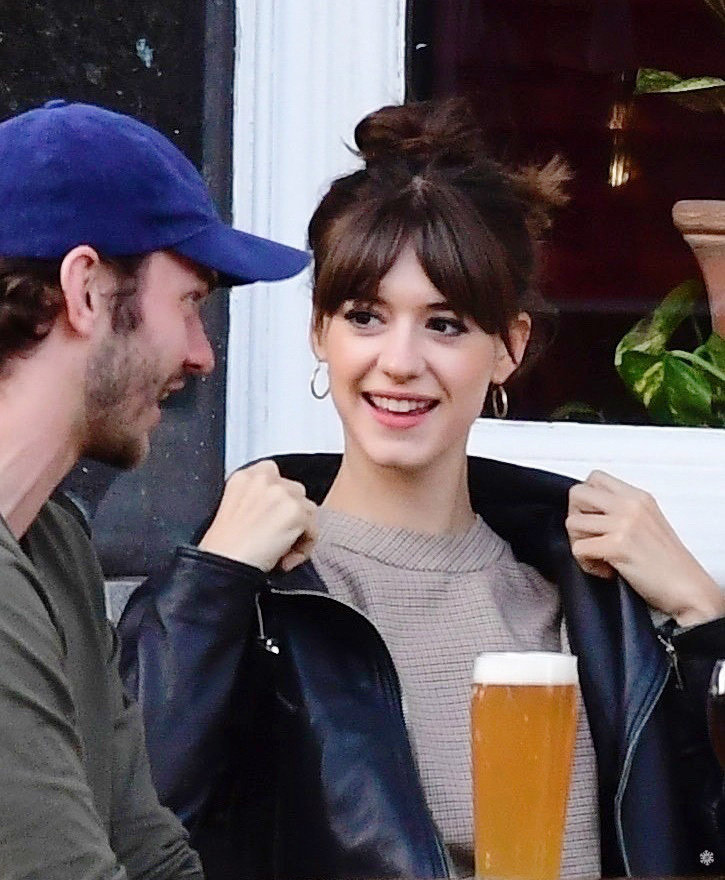 《普通人》主演黛西·埃德加-琼斯和男友tom varey伦敦最新街拍照