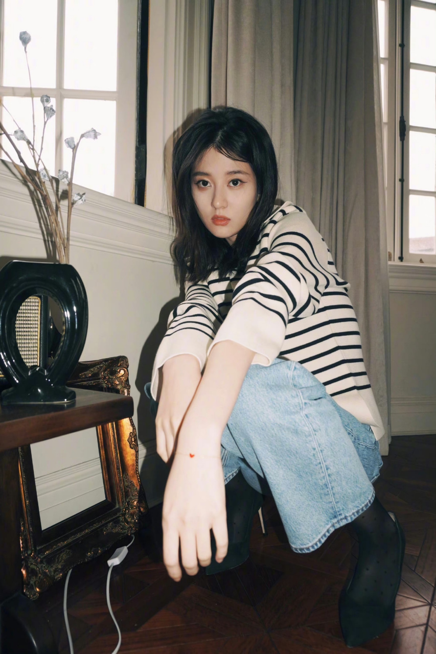 乔欣好会穿呀,牛仔裤和高跟鞋果然是绝配,而且里面穿着黑丝袜,本身就