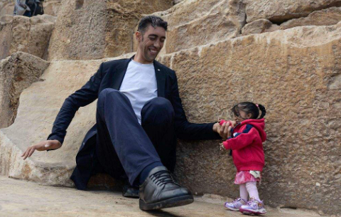 姚明站他旁边很"娇小"?世界第一巨人太高了,站着就能扣篮