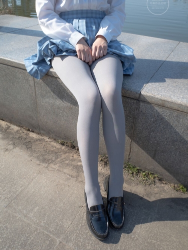 【森萝财团】 森萝财团写真 – 有料-030 清纯少女小学妹 白色JK制服与蓝色短裙加灰丝美腿 [100P-1.4GB]