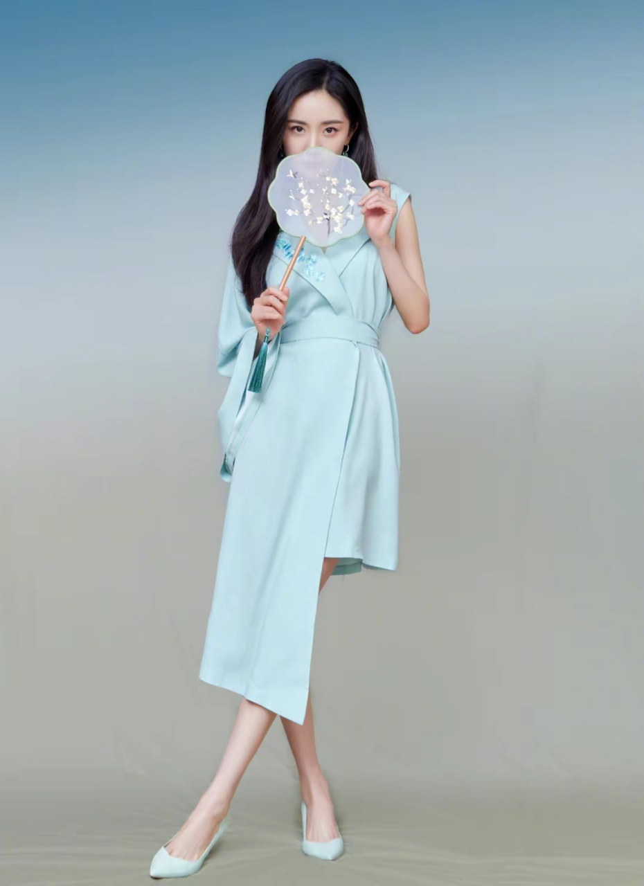 杨幂青色古风连衣裙优雅写真美照,一改时尚女王风格,仙气飘飘
