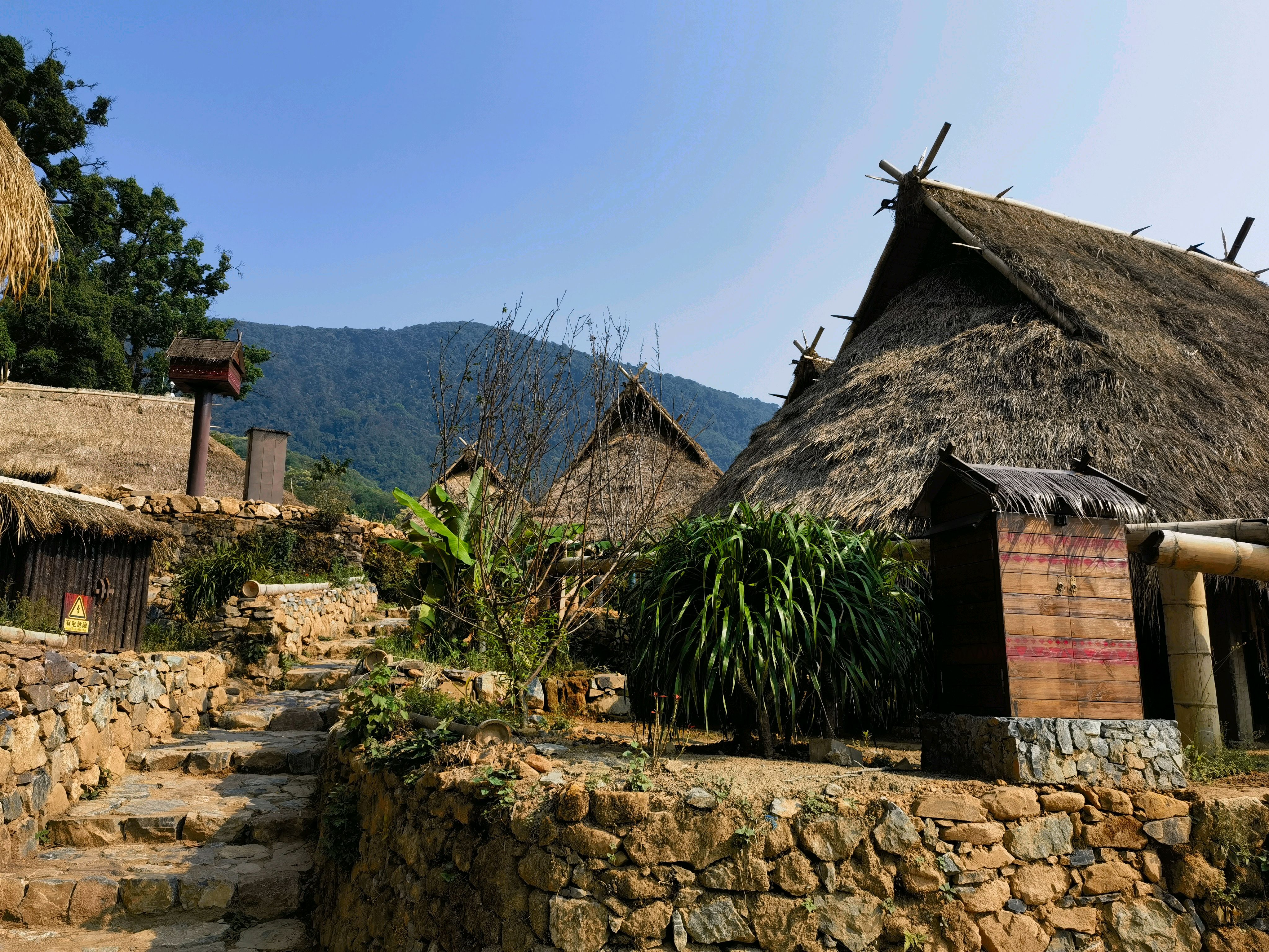 浴火重生的翁丁原始部落