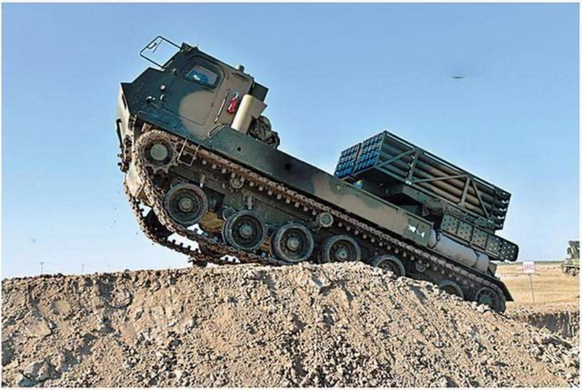 在炮兵营下辖一个火箭炮连,装备有9门phl-11式122mm火箭炮