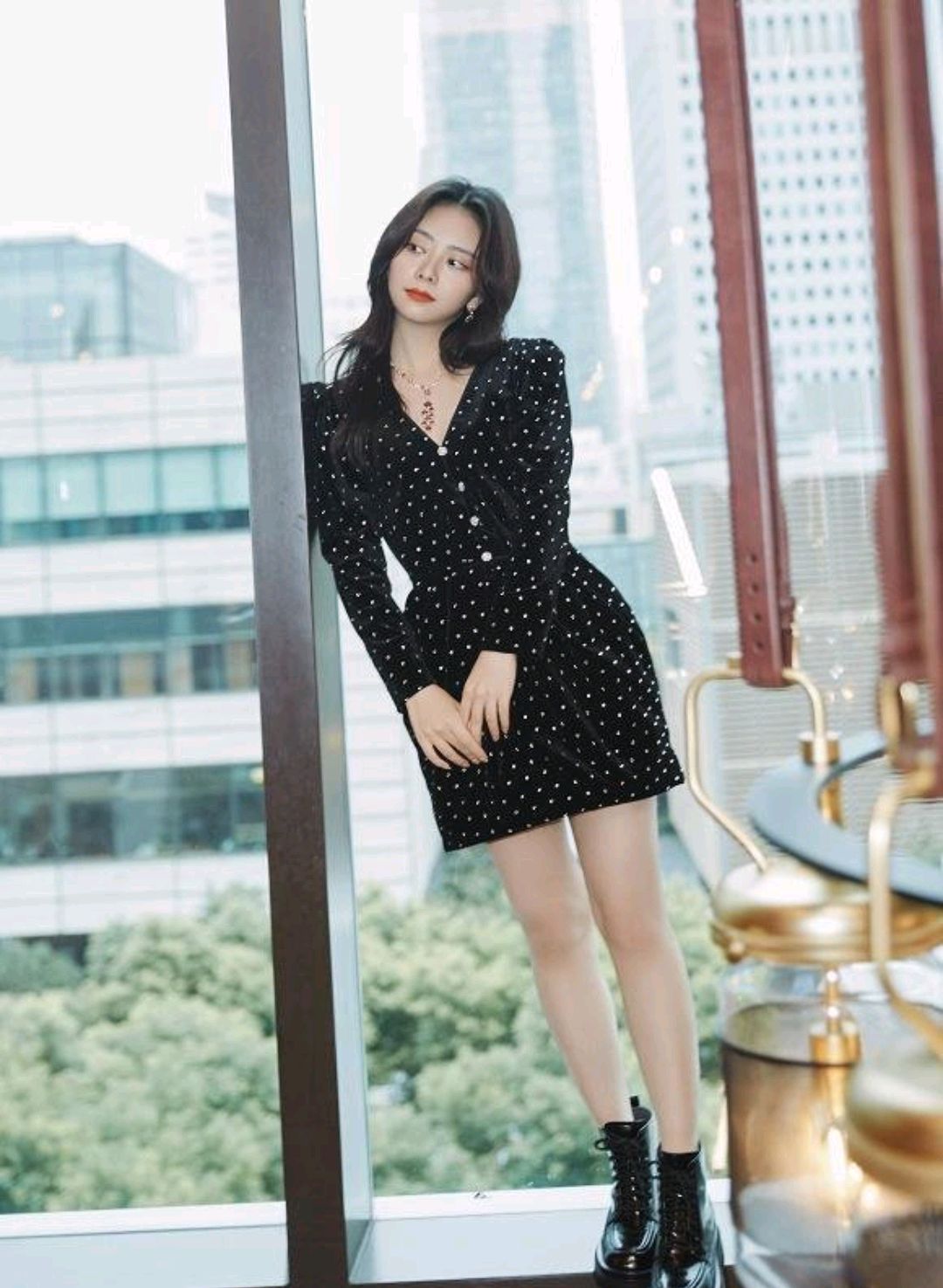 谭松韵波点少女裙搭配马丁靴,腿长不是一点点