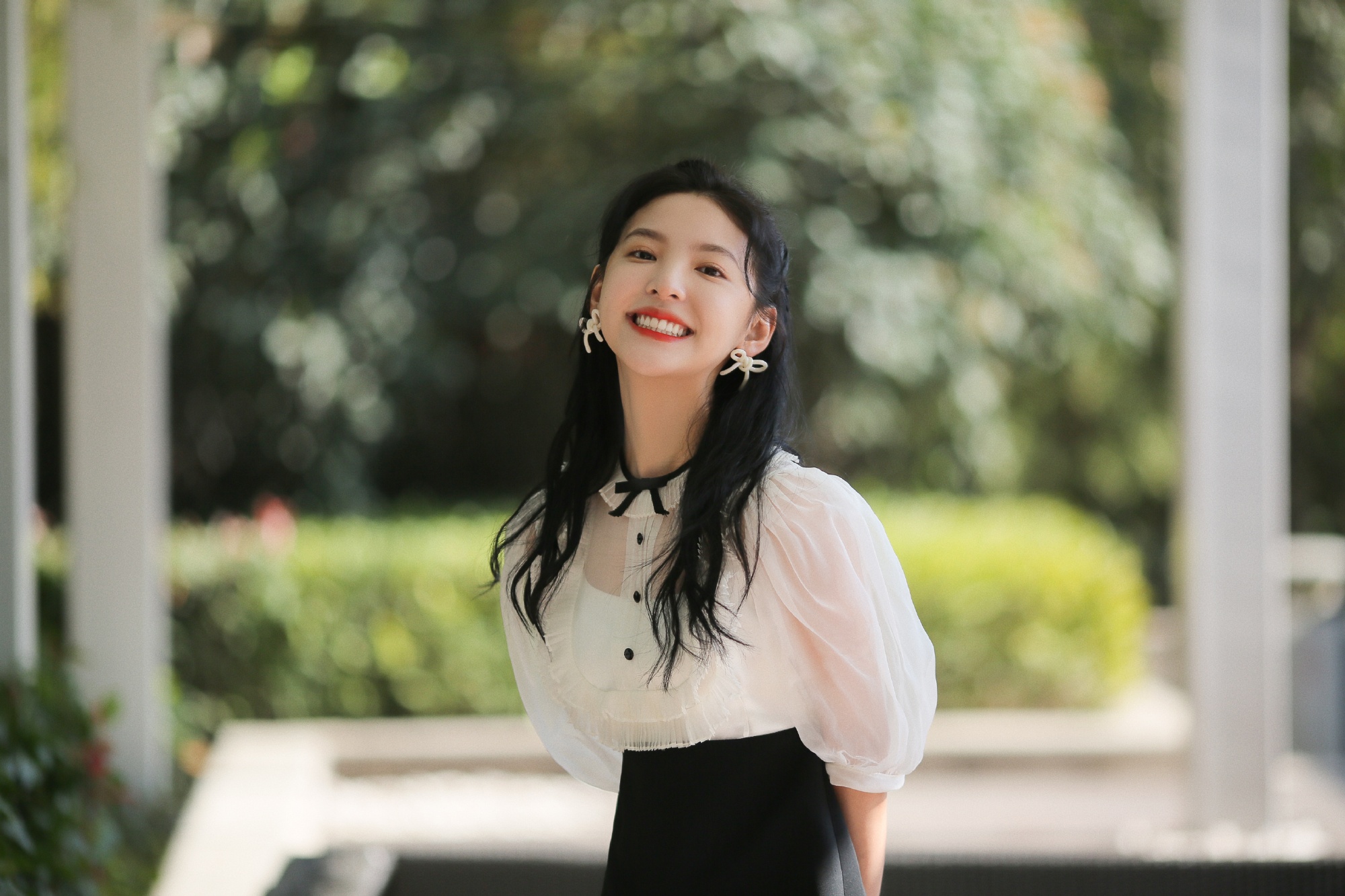 章若楠身穿黑白拼接连衣裙,气质清新脱俗,完美呈现二八比例身材