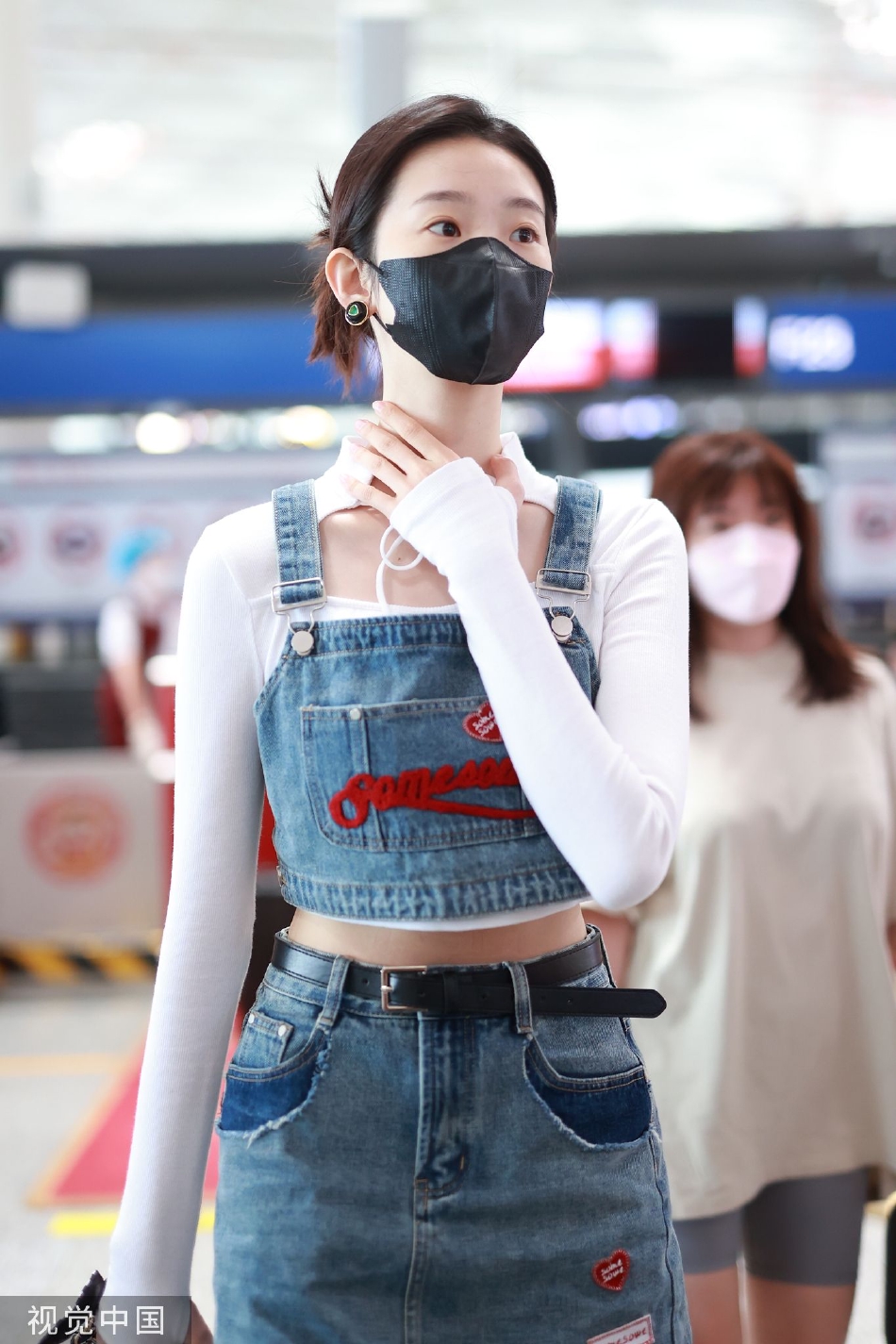 组图：张艺凡长发盘起现身机场 穿牛仔背带和短裙靓丽甜美第5张图片