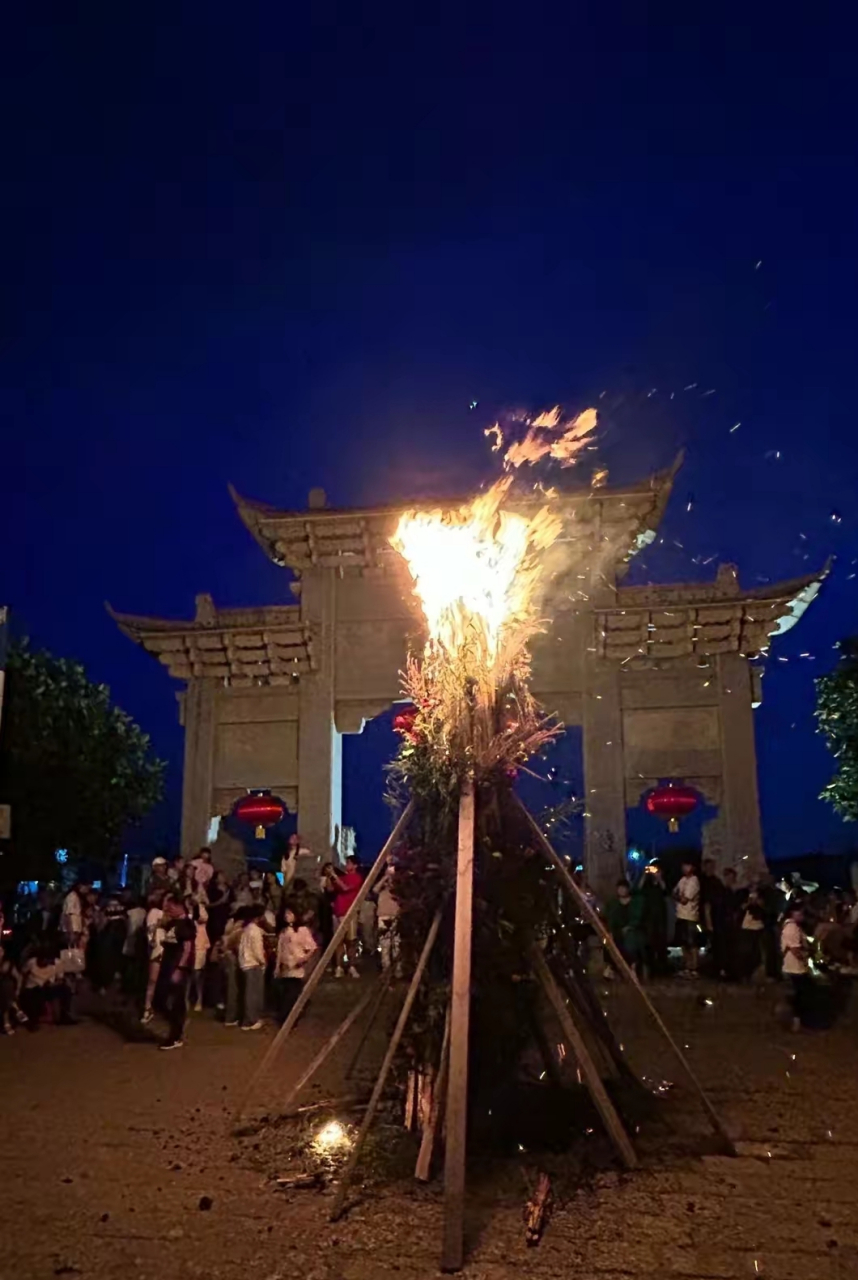 有一种叫云南的生活|吃长街宴,篝火打跳……丽江古城火把节气氛拉满