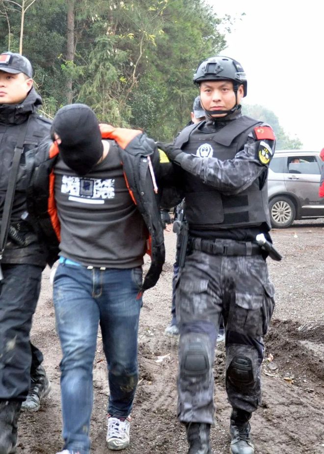 成都军区副司令员傅秉耀路经古镇遭遇歹徒挑衅,将军说:你们欠揍