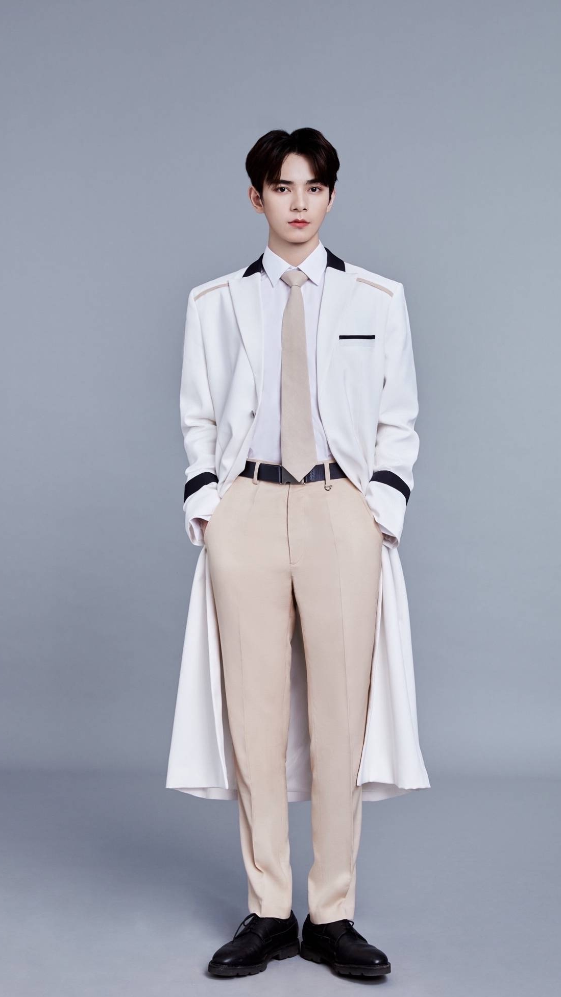 元气爱豆何昶希,帅气写真照来了,请收藏你喜欢的小哥哥吧