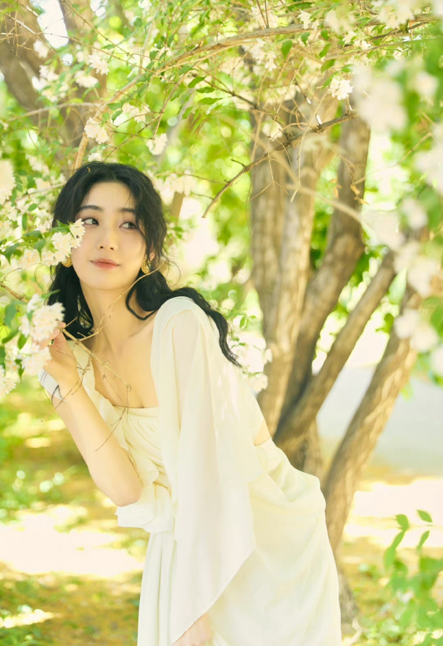 戚砚笛这组图片好仙,意境好美,她仿佛落入花丛中的花仙子,娇美又仙气