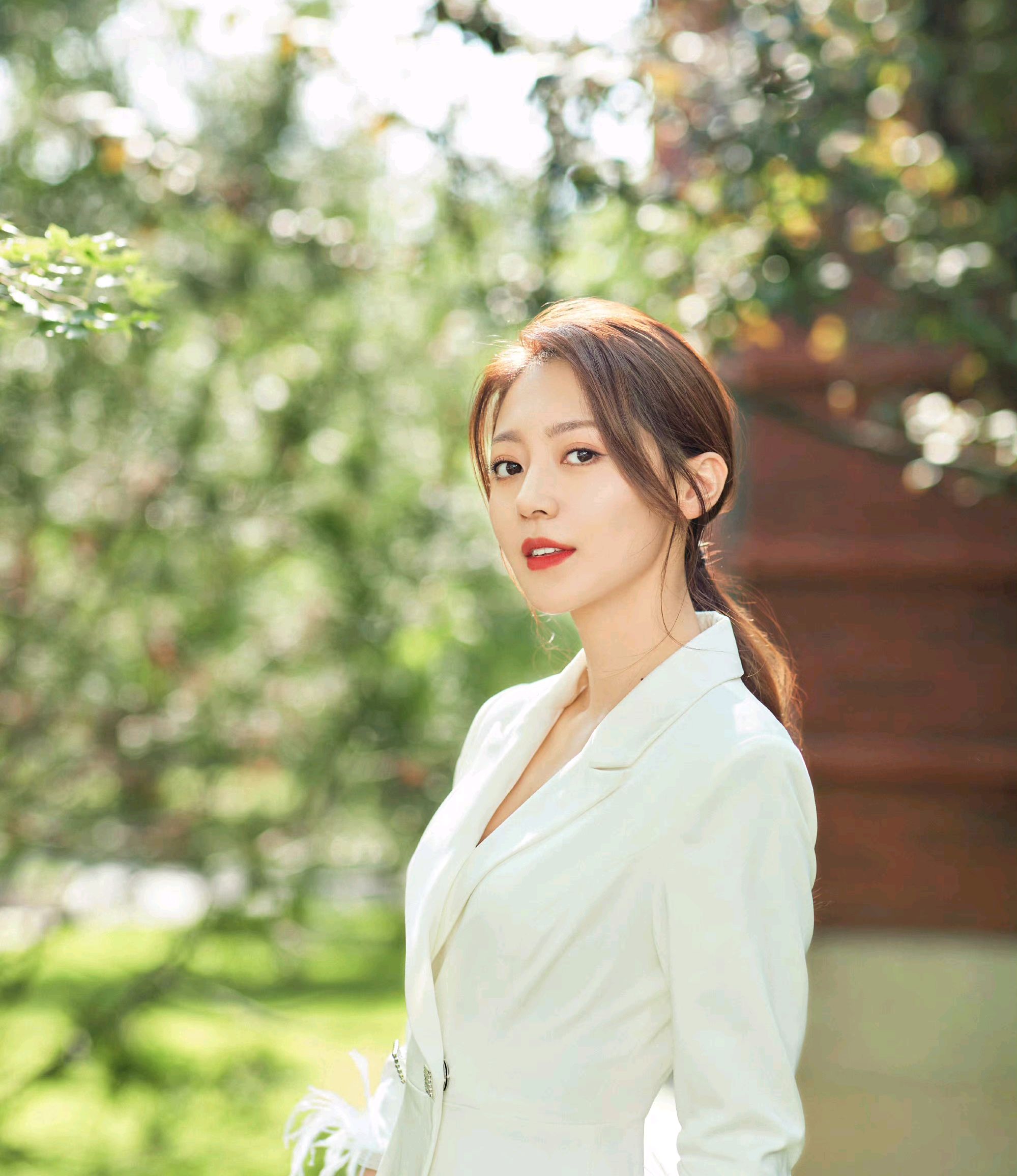 优雅时尚的黄梦莹