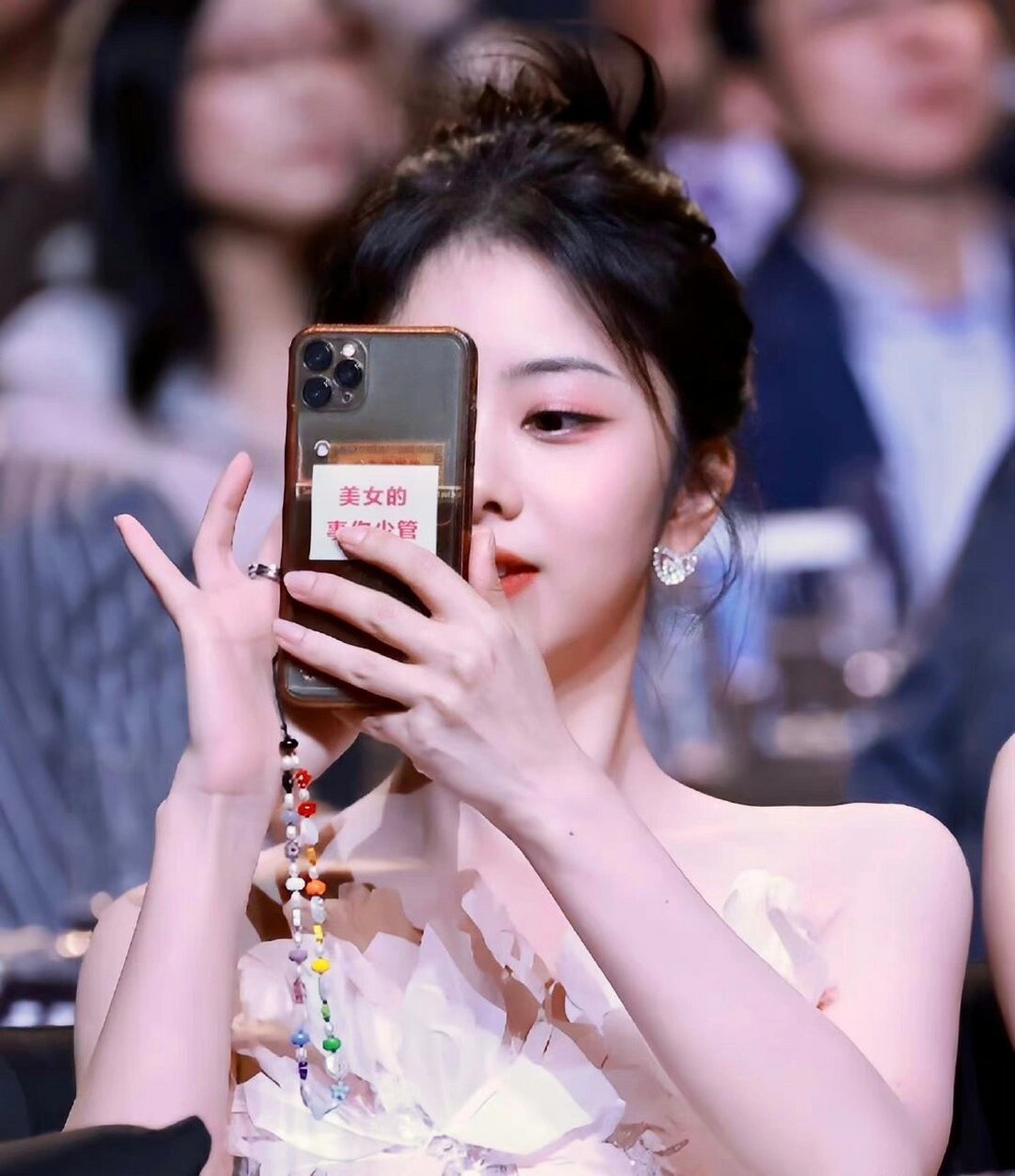 很搞笑还用到发黄了  真是娱乐圈的一股清流了  #谭松韵#谭松韵同款