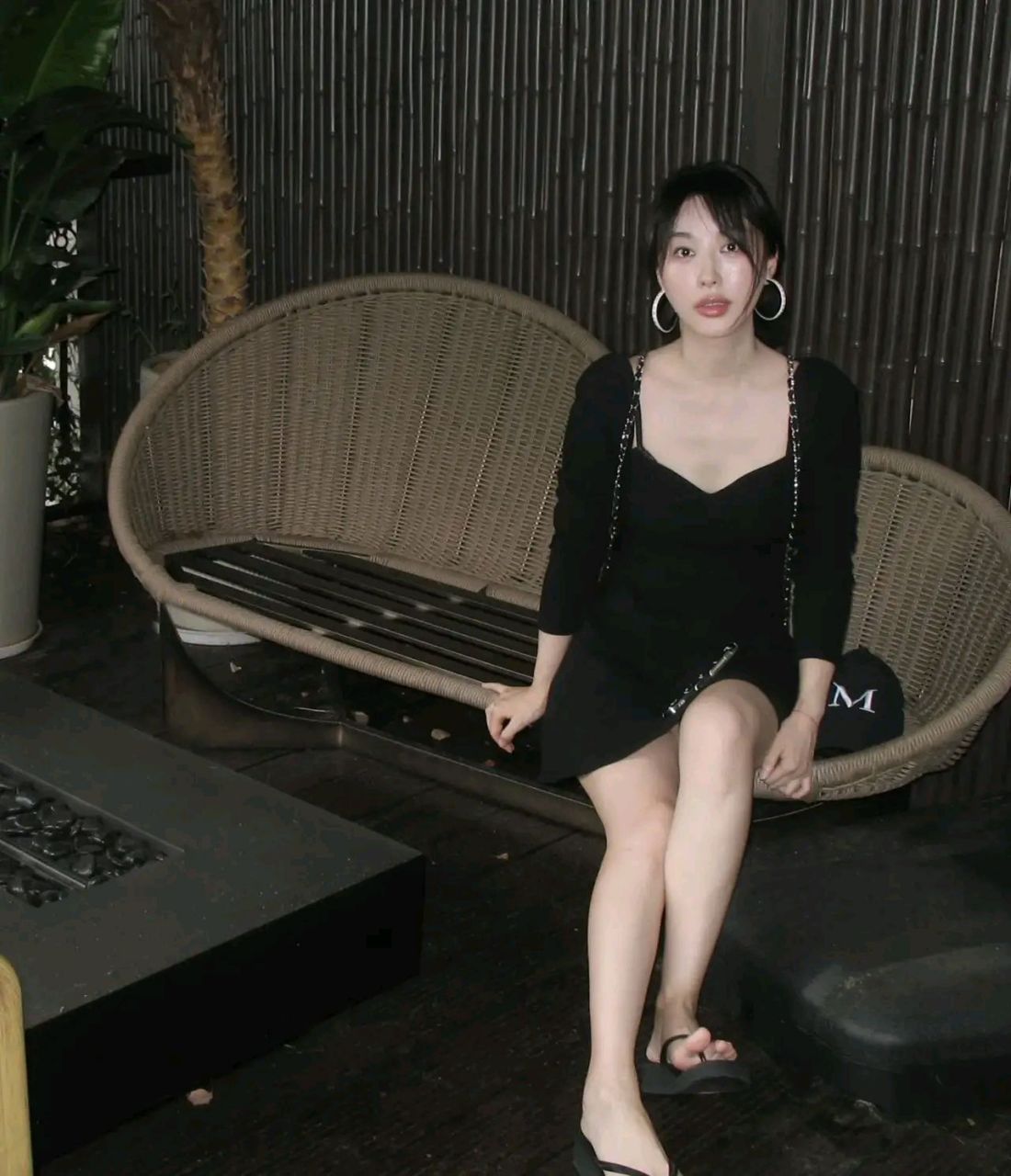 黄晓明前女友李菲儿晒自拍照片,白皙的衣服在昏暗的灯光下熠熠生辉,哪