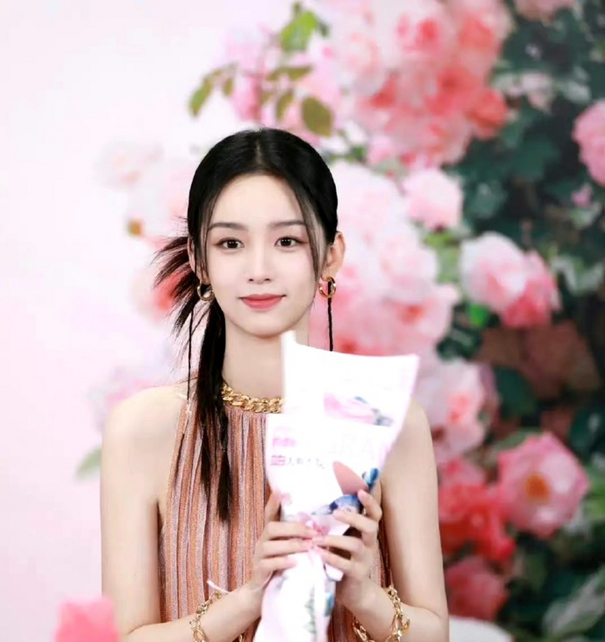 张婧仪和周也鸡毛头造型,天啊,有一瞬间我真的脸盲了