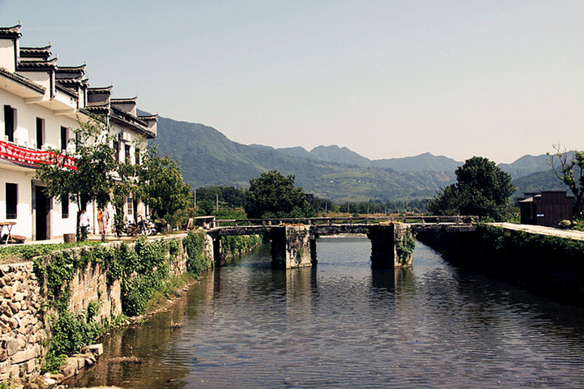 古镇位于安徽省黟县,距宏村以北约1公里.