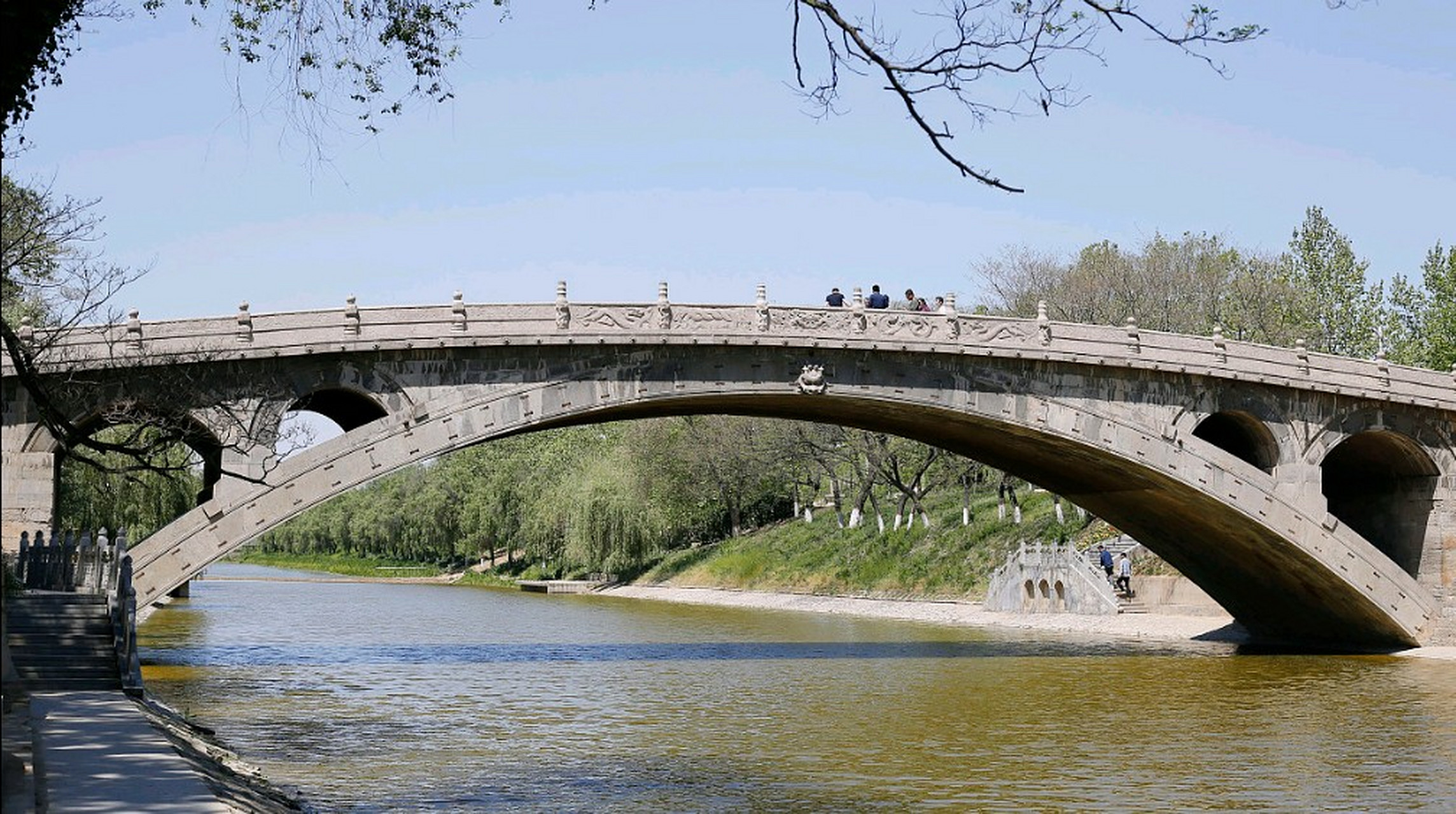 赵州桥 小知识  赵州桥学名安济桥,坐落于河北省赵县县城南部的洨河之