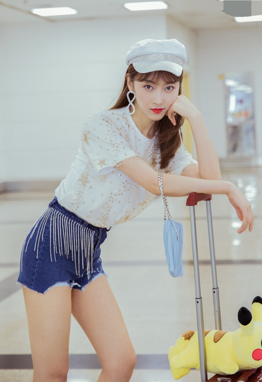 宣璐蓝色牛仔短裤现身机场,美腿修长,古灵精怪#明星生图大赏