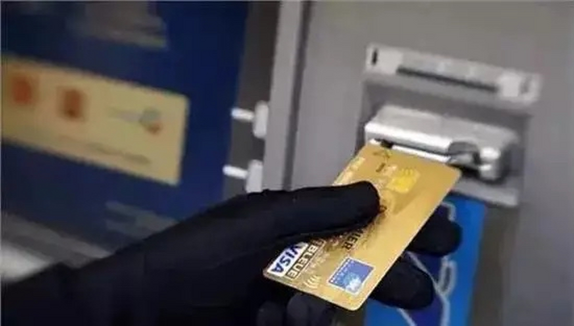 天津河东,一男子取款时发现银行卡里的2万多元余额仅剩32.