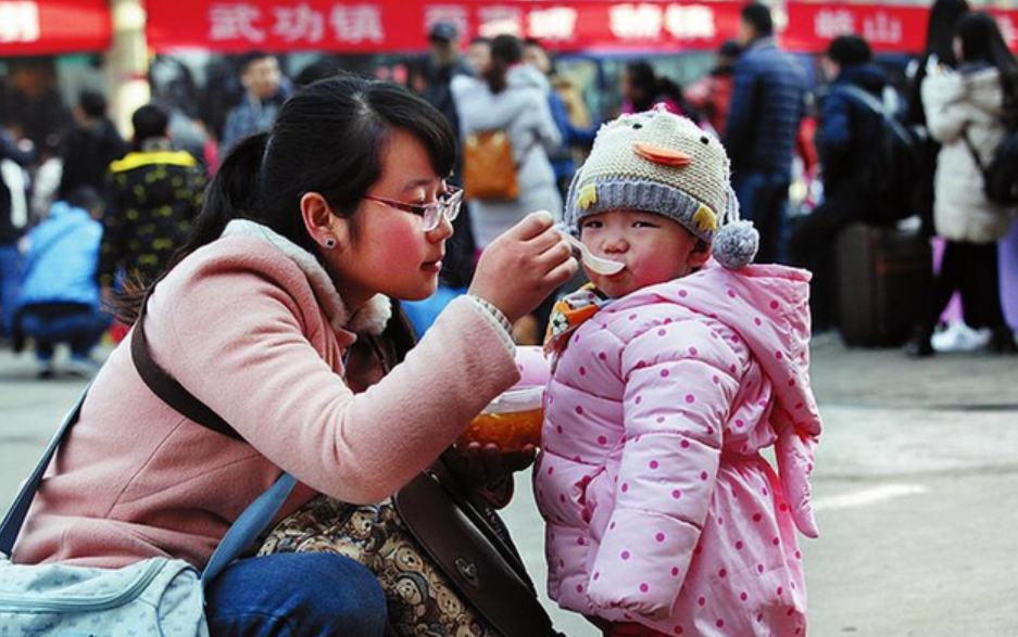 爸妈闹着玩被两儿子误会,老大抄起拖把保护妈妈,感动网友