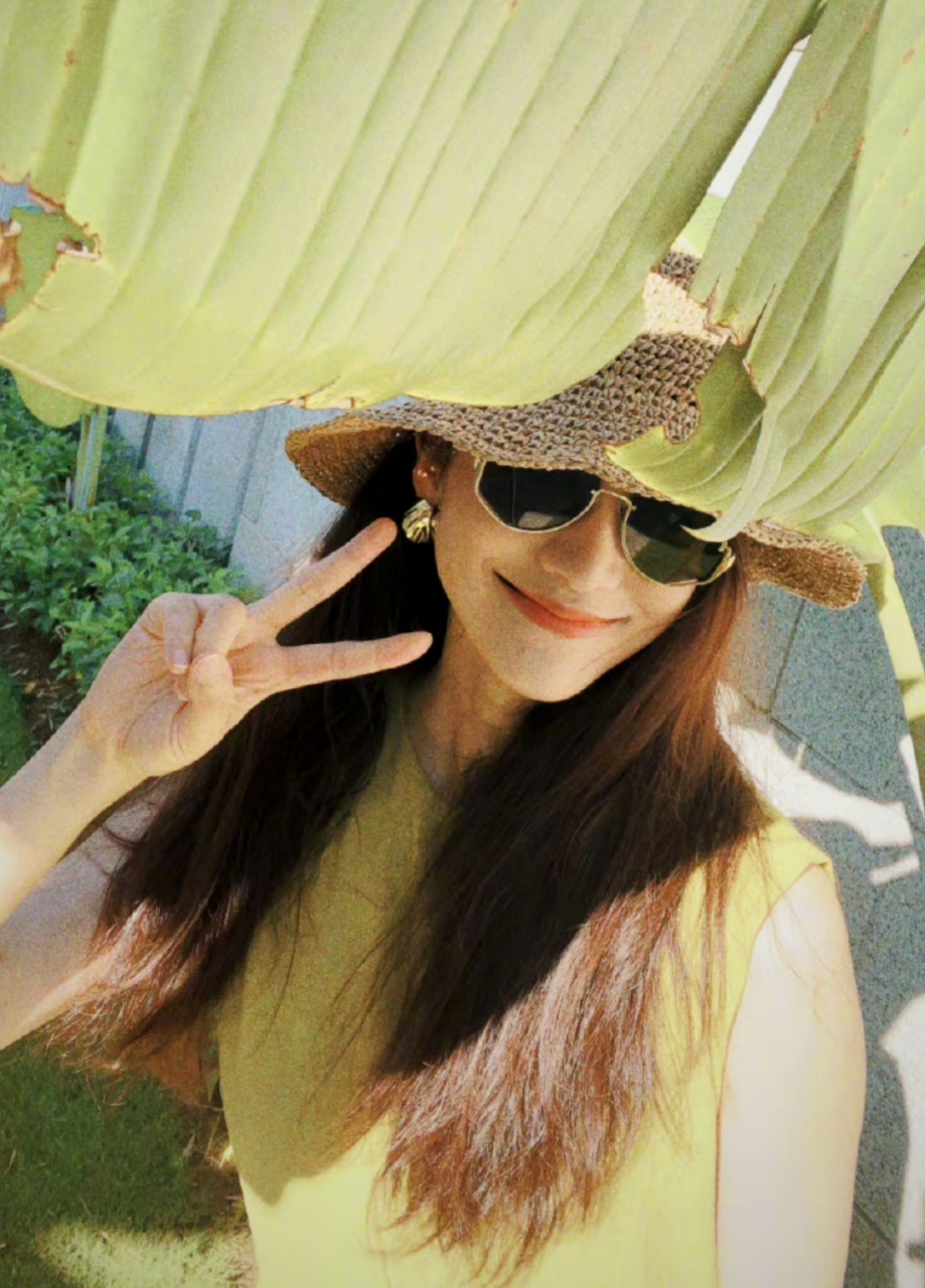 韩雪晒出在海南的度假美照,抹茶绿连衣裙清新亮眼,穿上显年轻好几岁