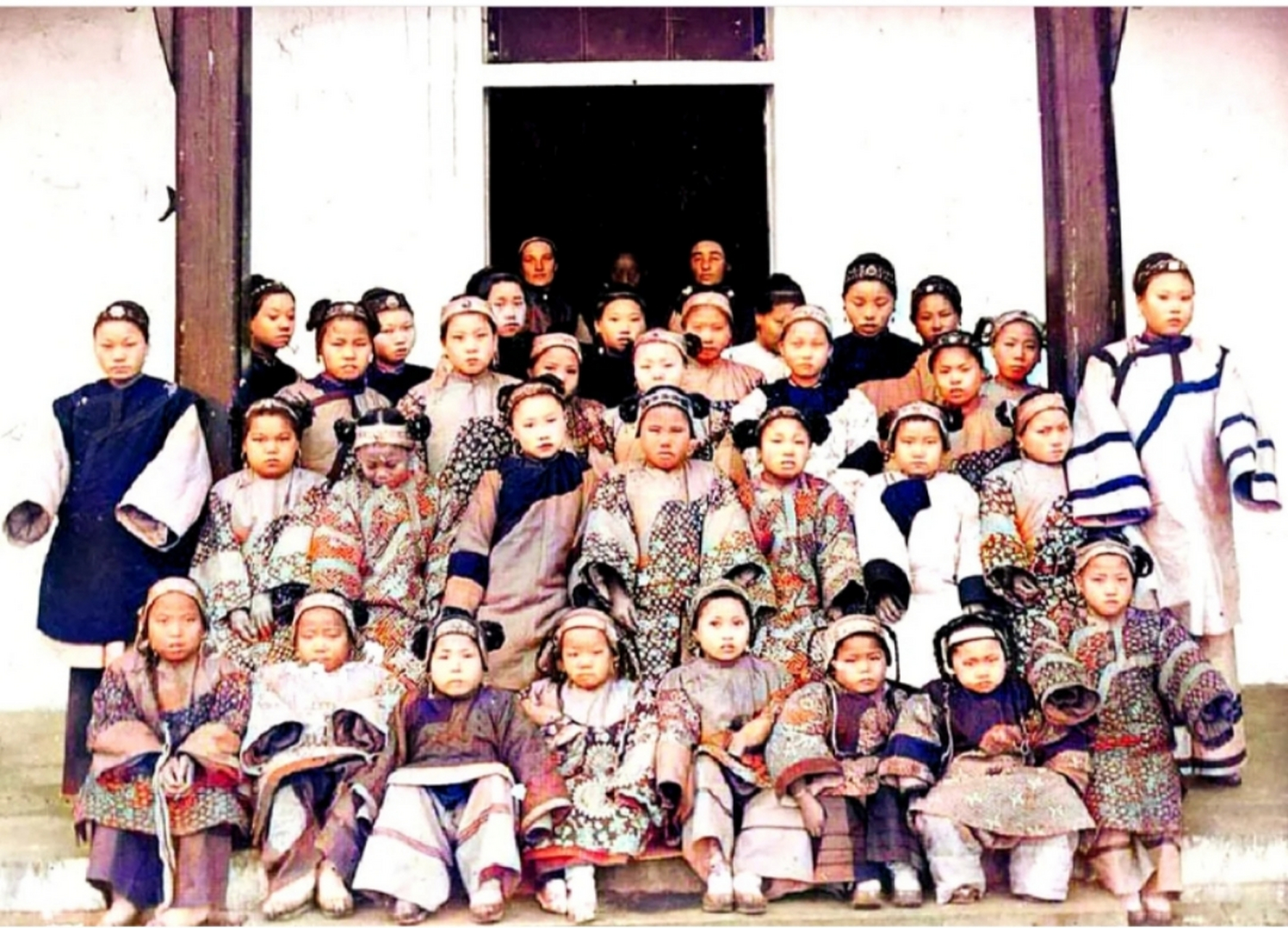 在古代,女子是不能上学的,这些学生是在一所洋人举办的女子学校学习.