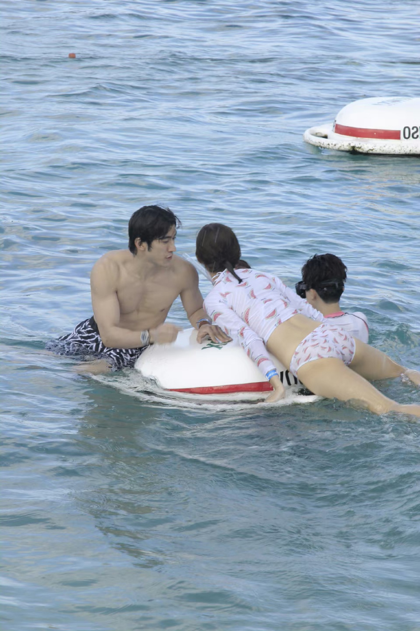 金晨# 性感撩人的比基尼,尽显火辣身材,白皙水嫩的大长腿,勾人魂魄