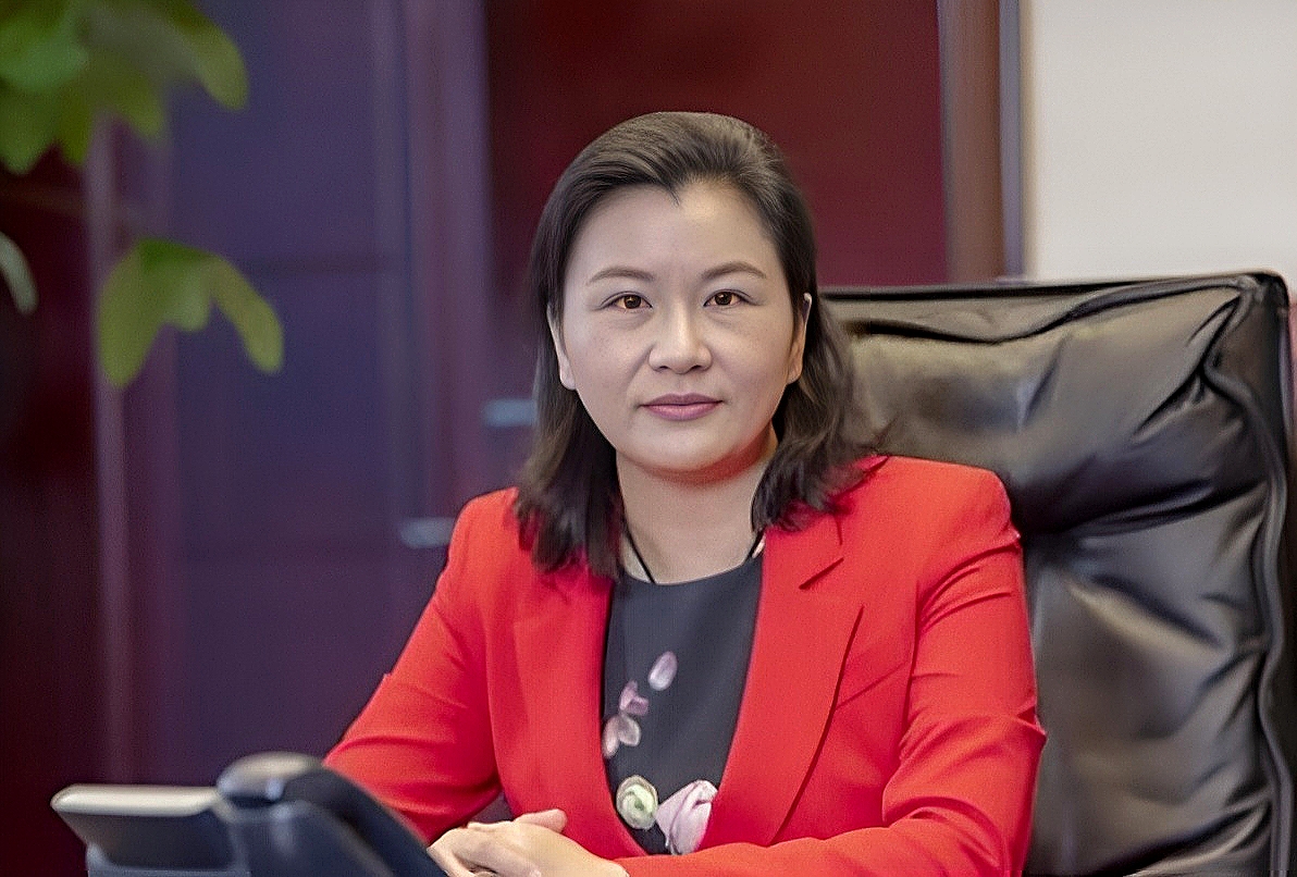 她靠做手机玻璃身价千亿,丈夫却是一名司机,周群飞是如何成功的